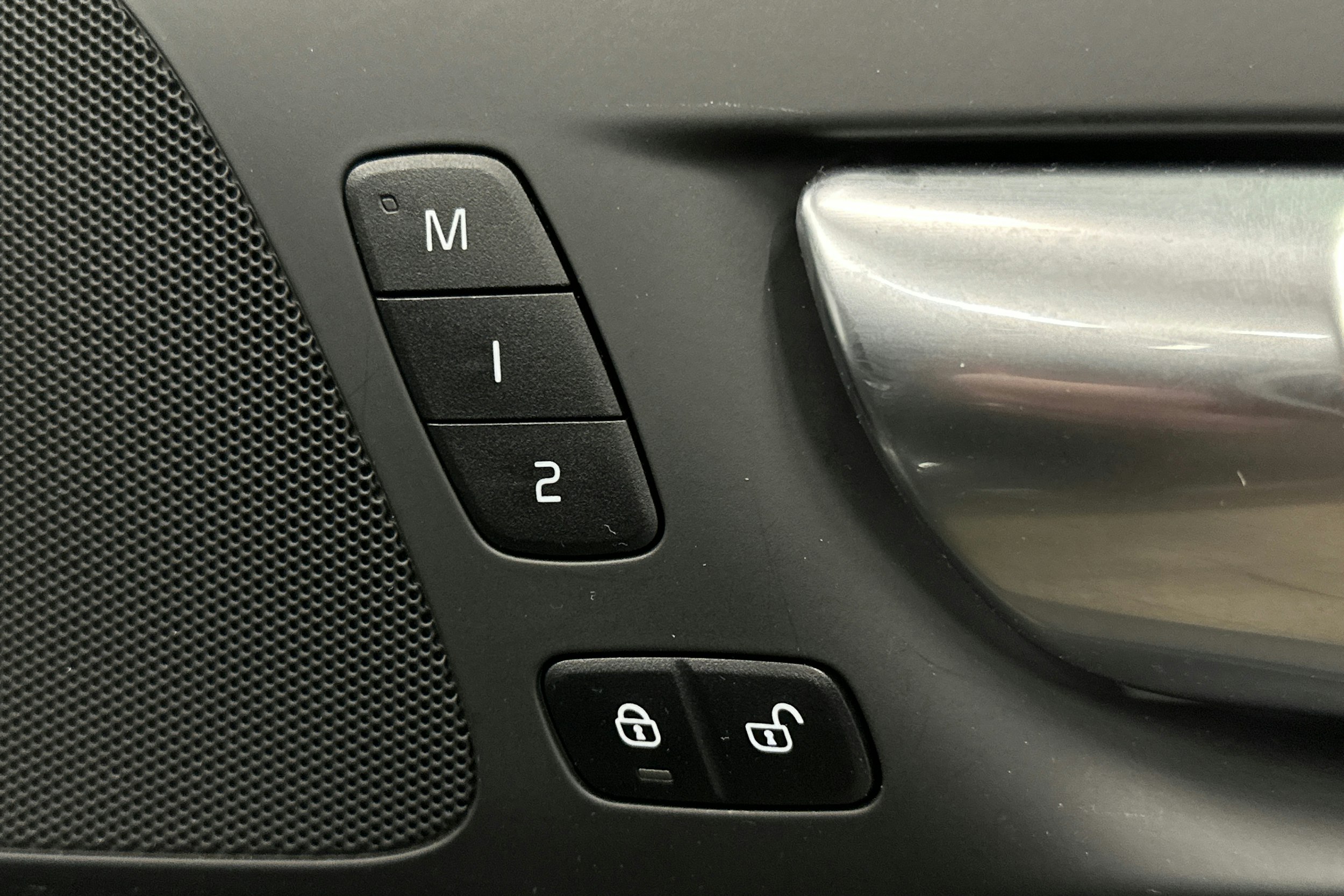 musta Volvo V60 2022 kuva 21.