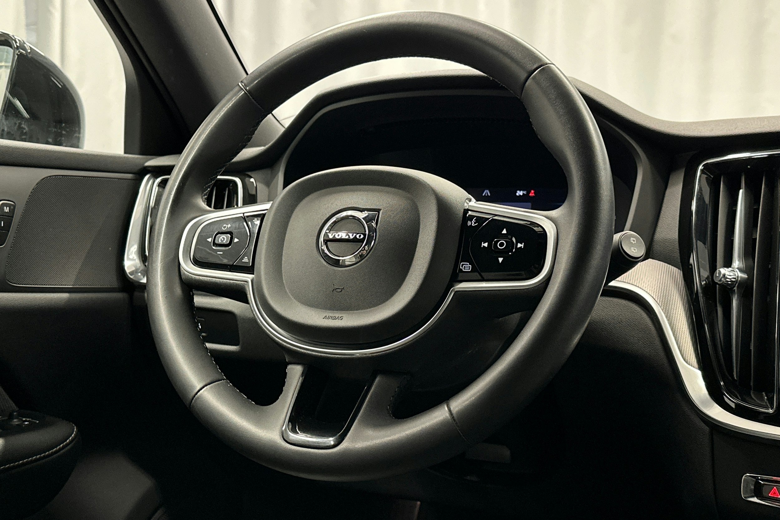 musta Volvo V60 2022 kuva 22.