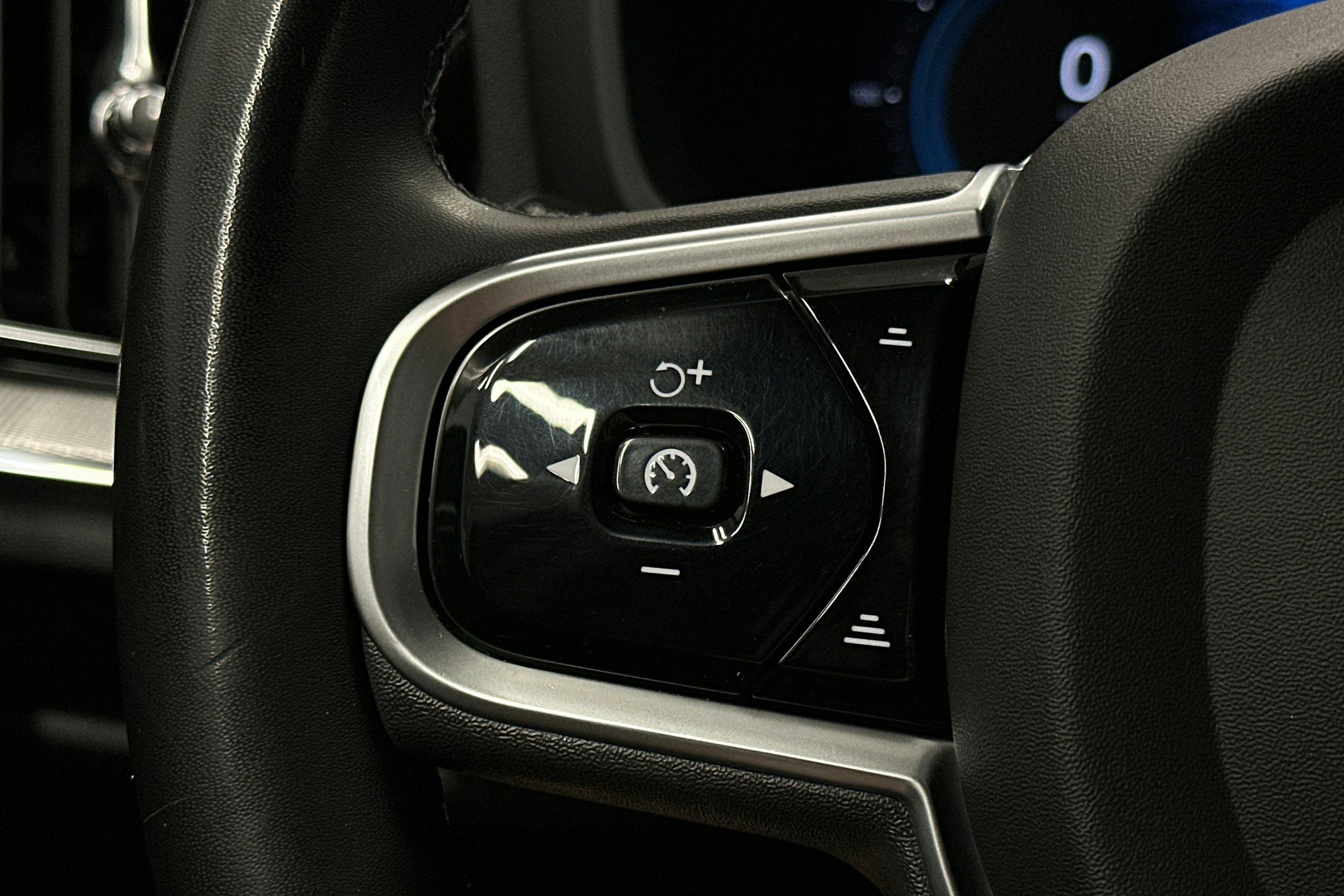 musta Volvo V60 2022 kuva 23.