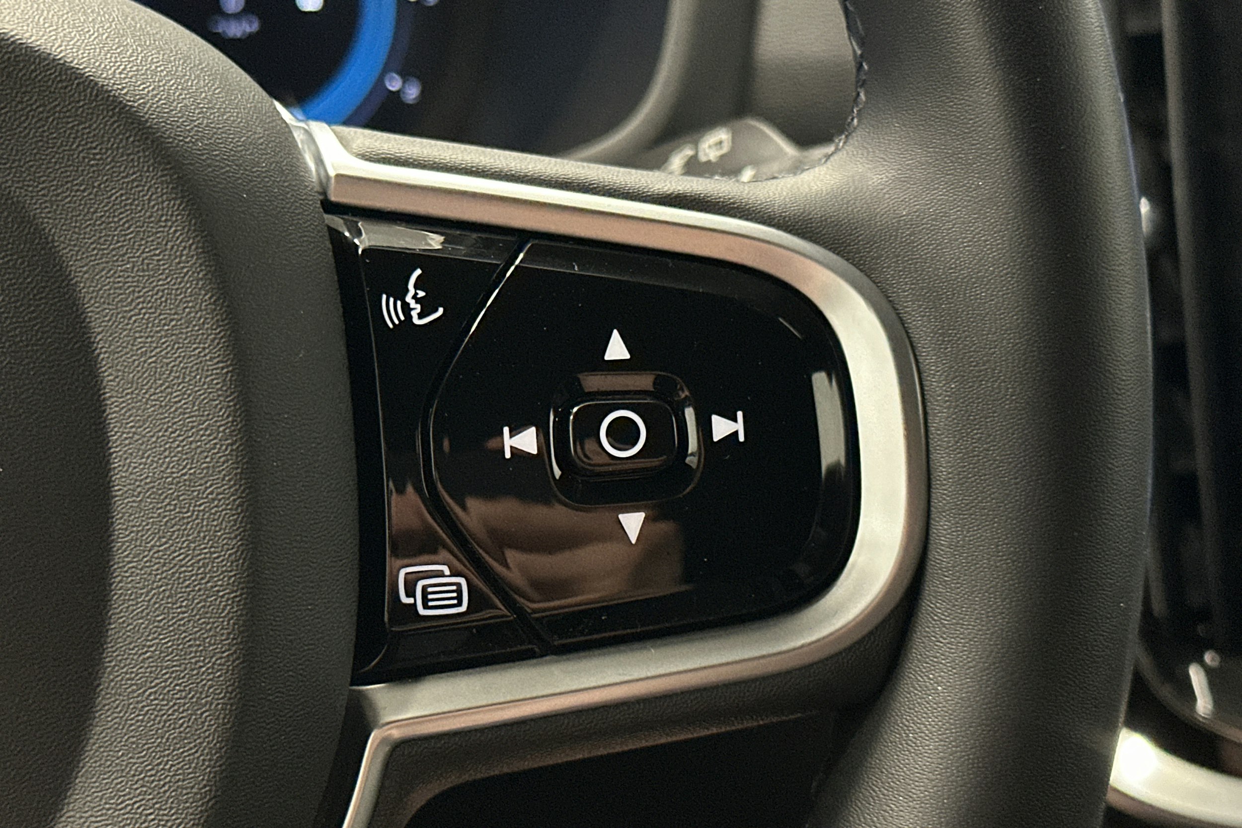 musta Volvo V60 2022 kuva 24.