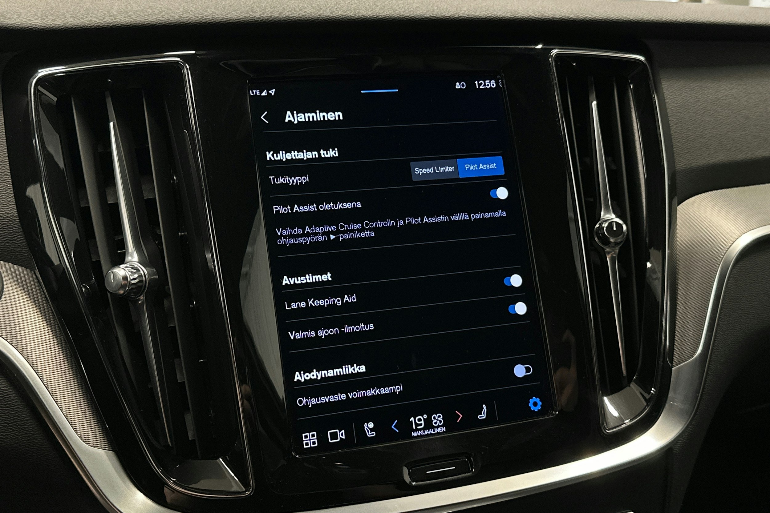 musta Volvo V60 2022 kuva 28.
