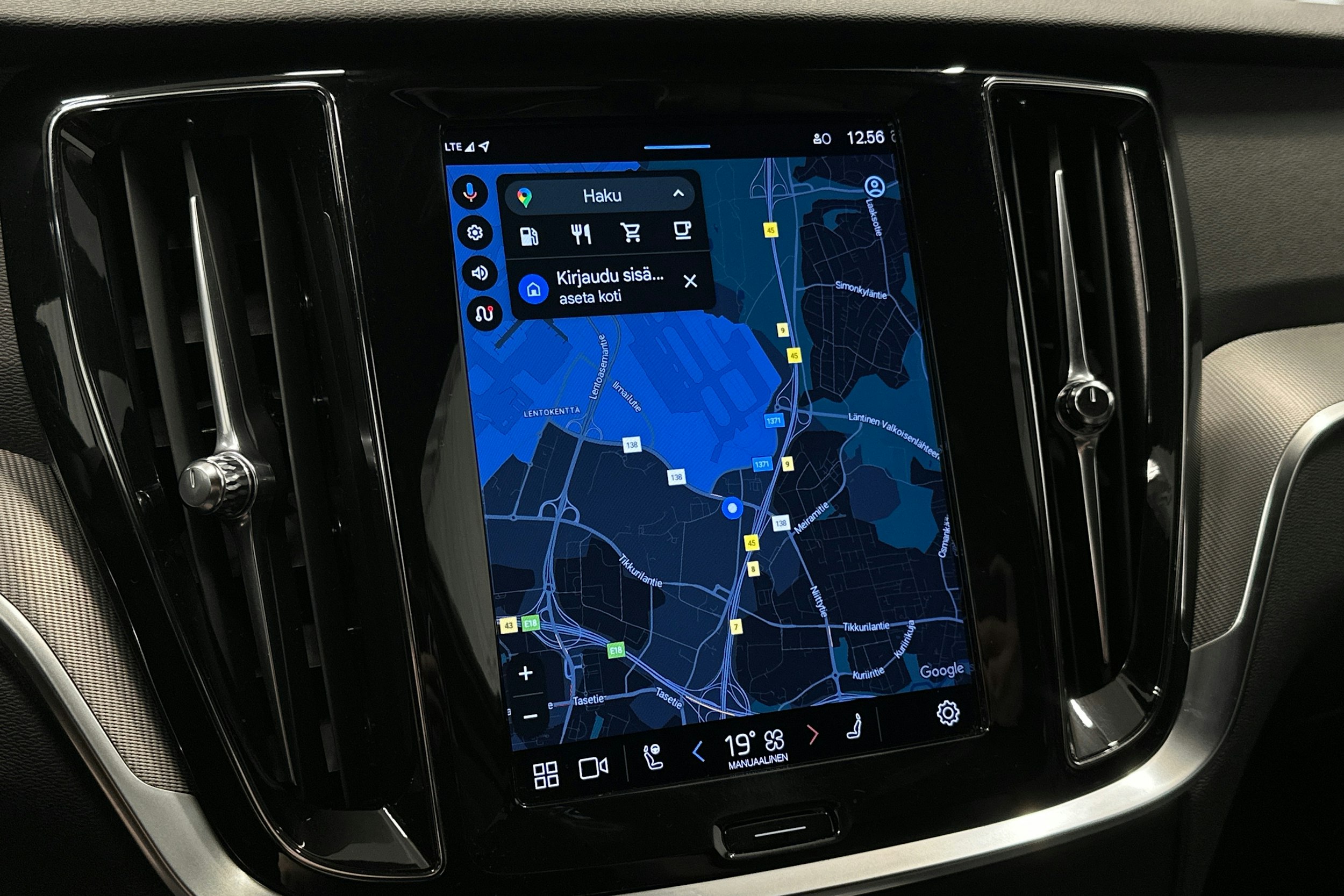 musta Volvo V60 2022 kuva 29.