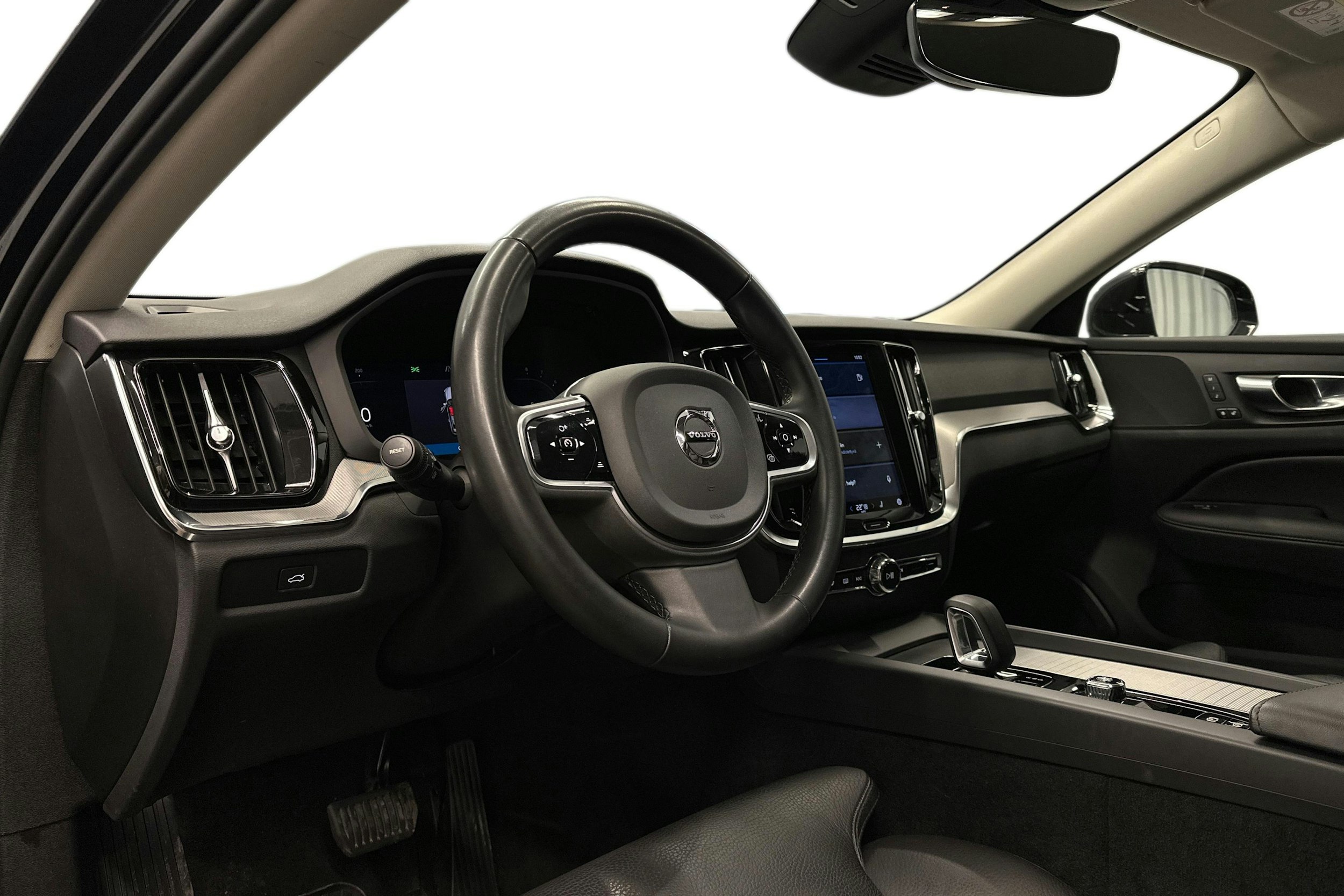 musta Volvo V60 2022 kuva 7.