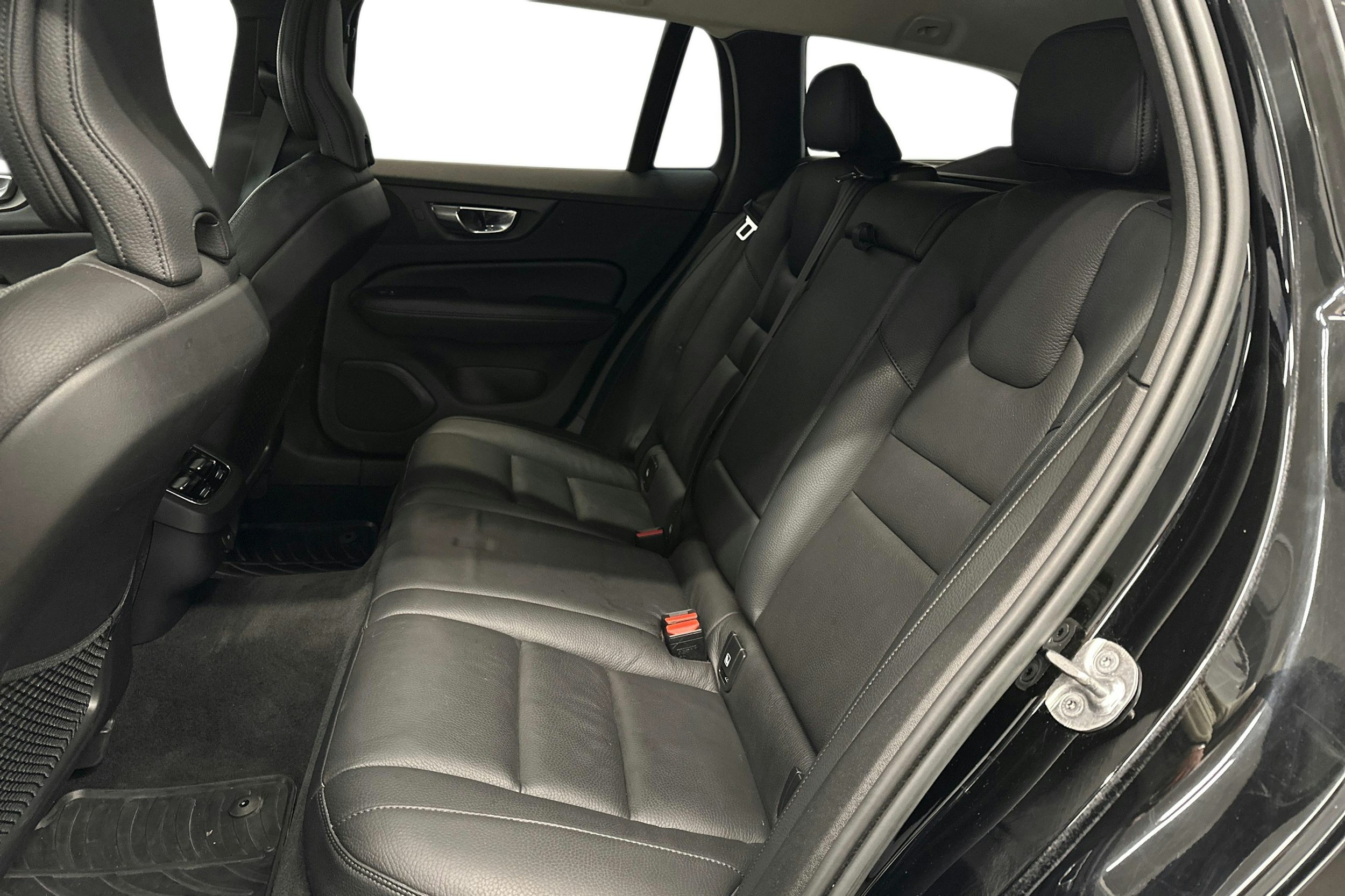 musta Volvo V60 2022 kuva 10.