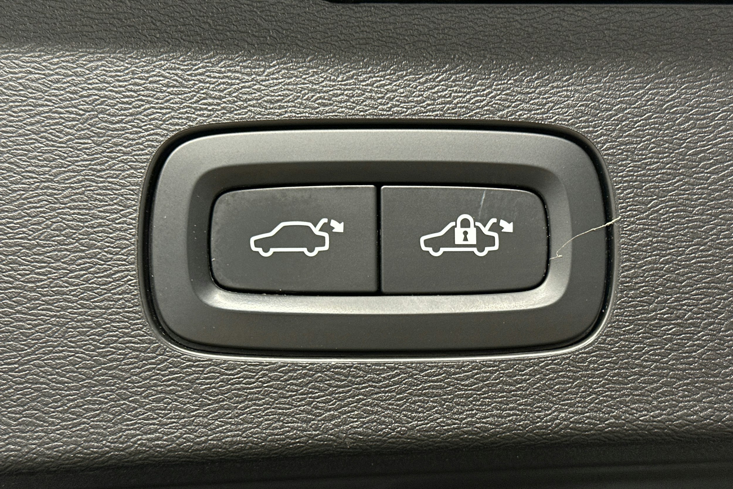 musta Volvo V60 2022 kuva 15.