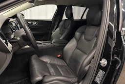 musta Volvo V60 2022 kuva 16.