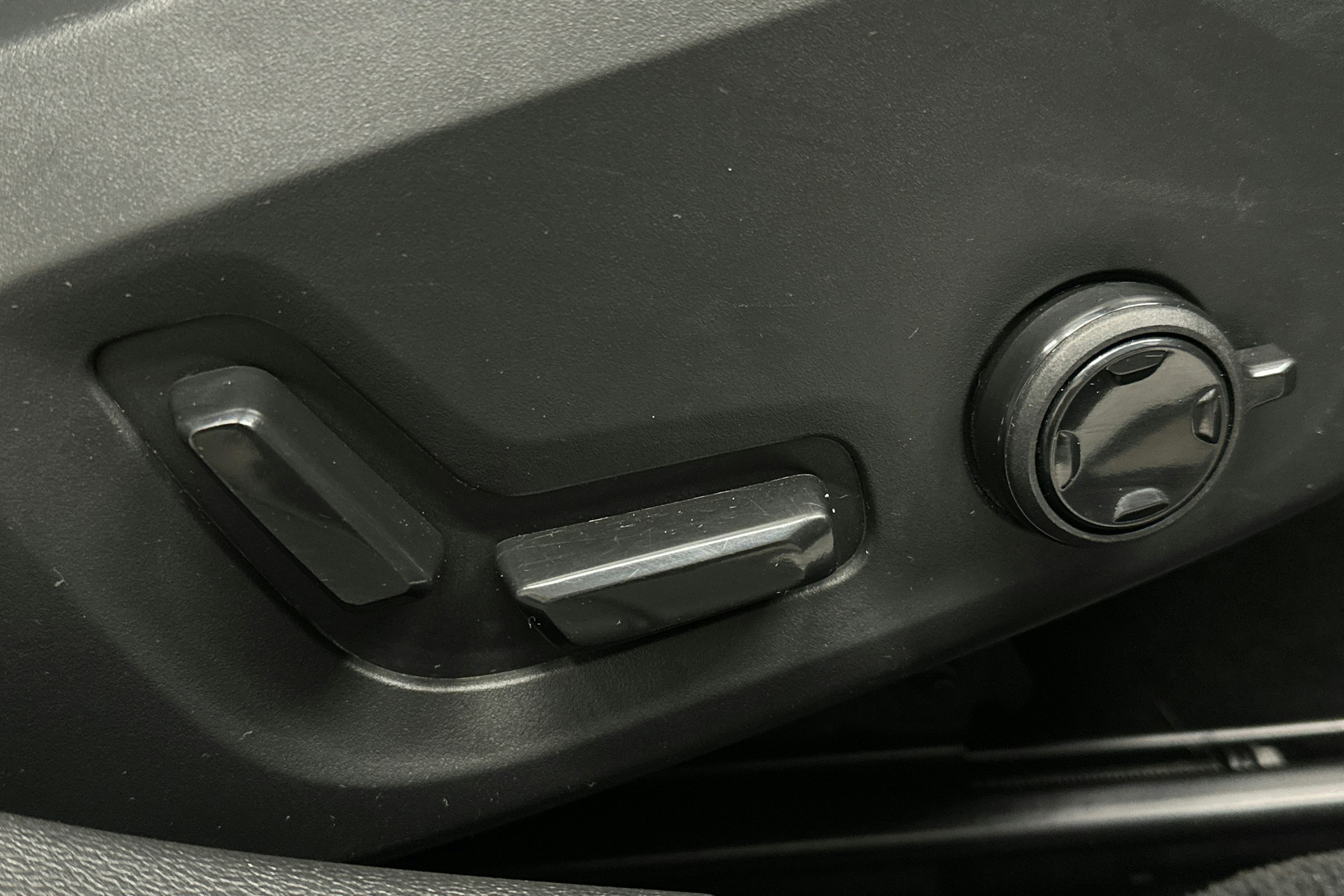 musta Volvo V60 2022 kuva 19.