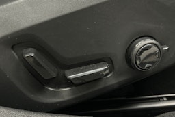 musta Volvo V60 2022 kuva 19.