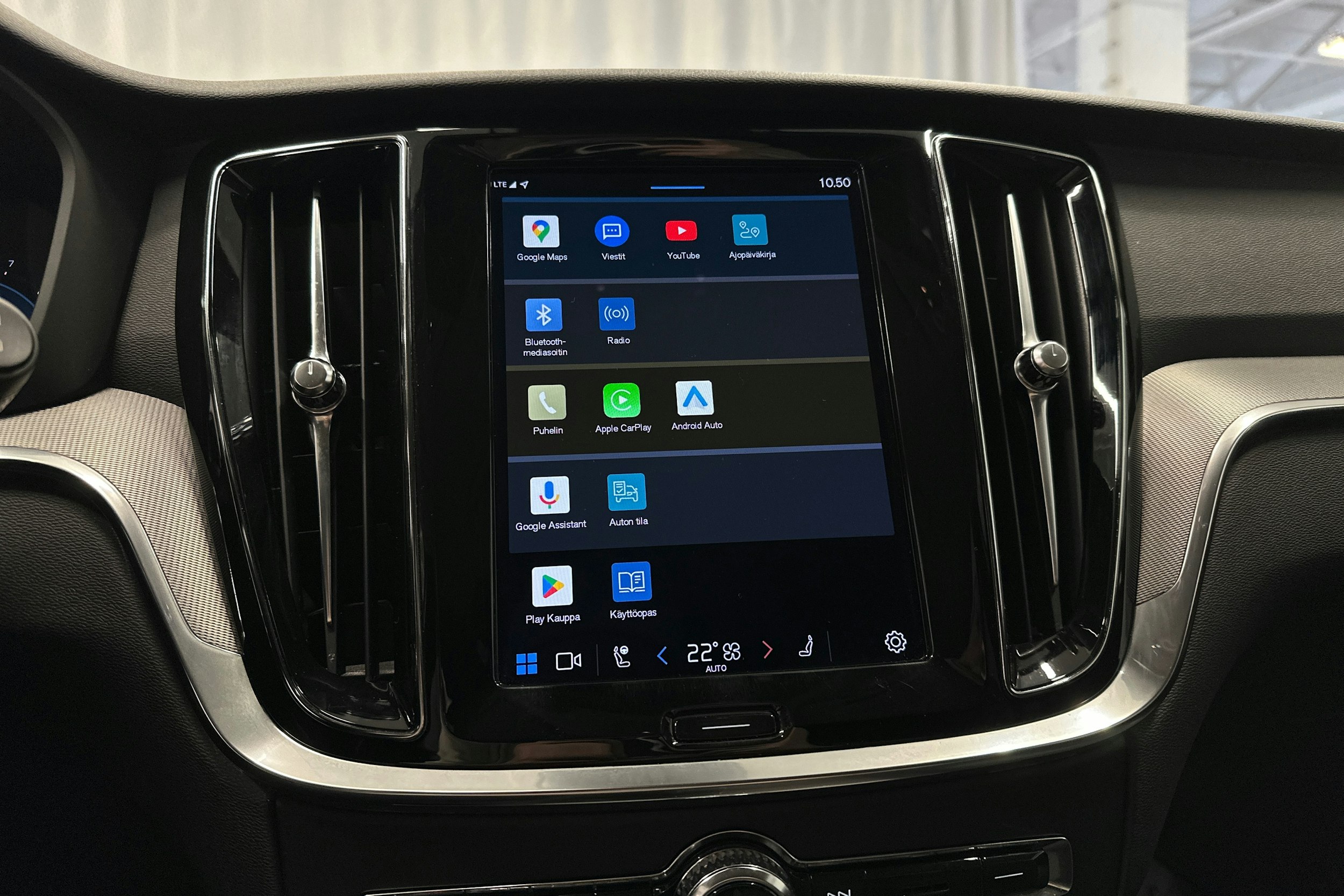 musta Volvo V60 2022 kuva 28.