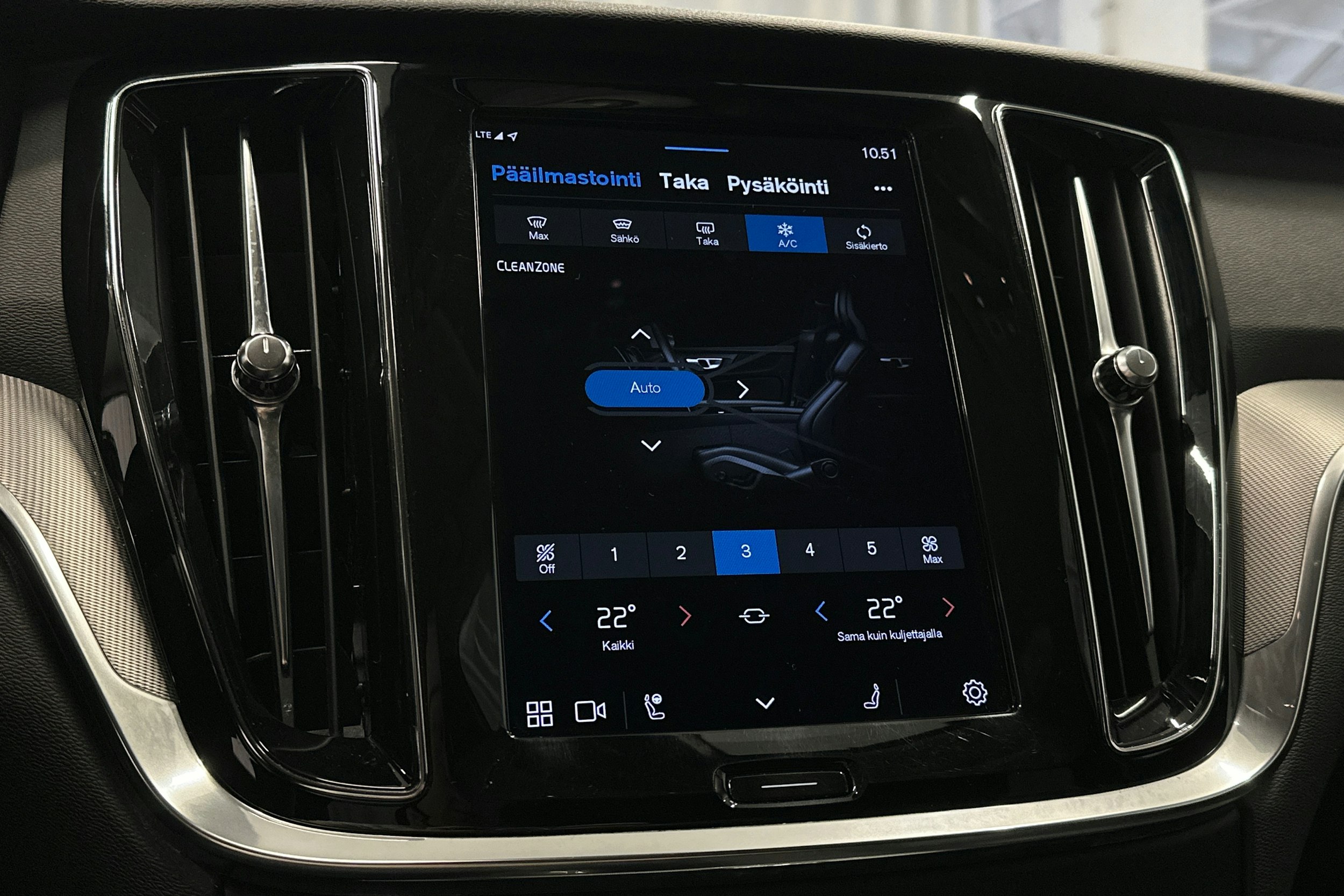 musta Volvo V60 2022 kuva 30.