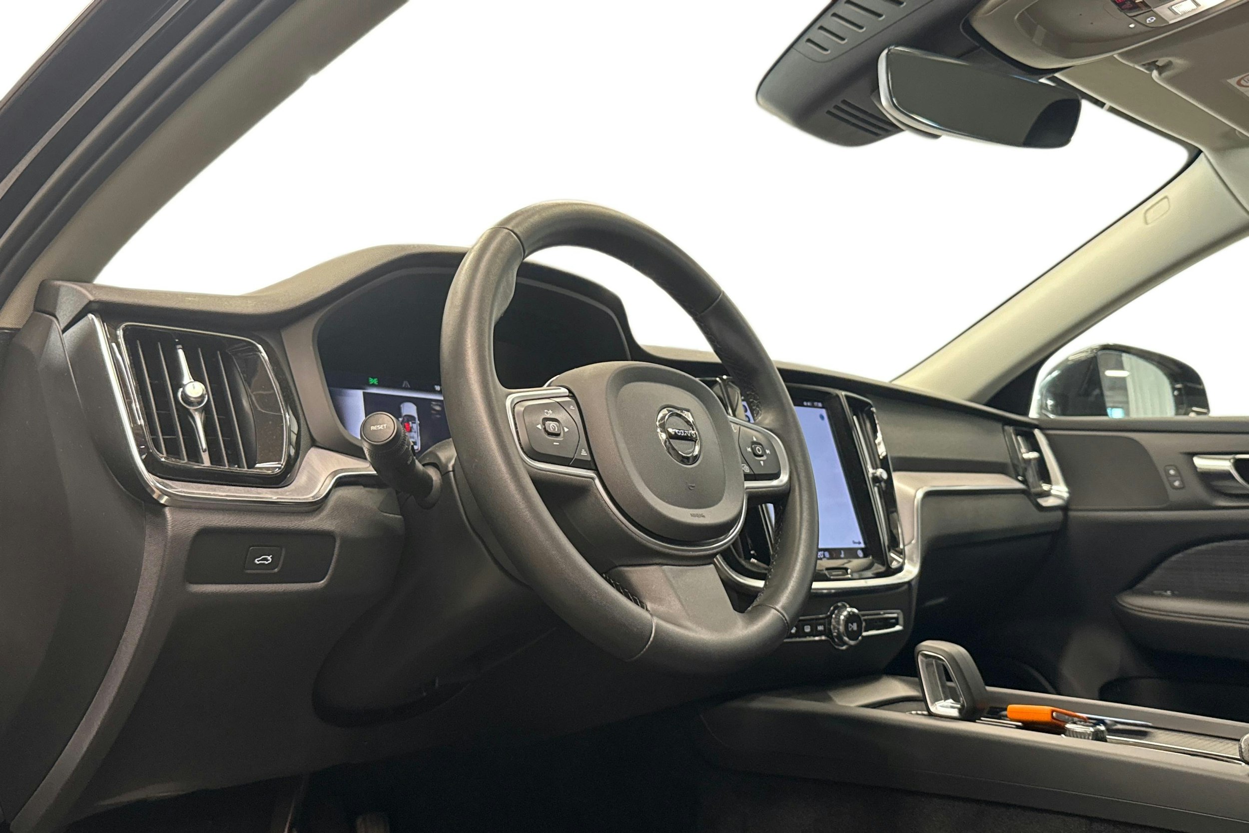 musta Volvo V60 2022 kuva 3.