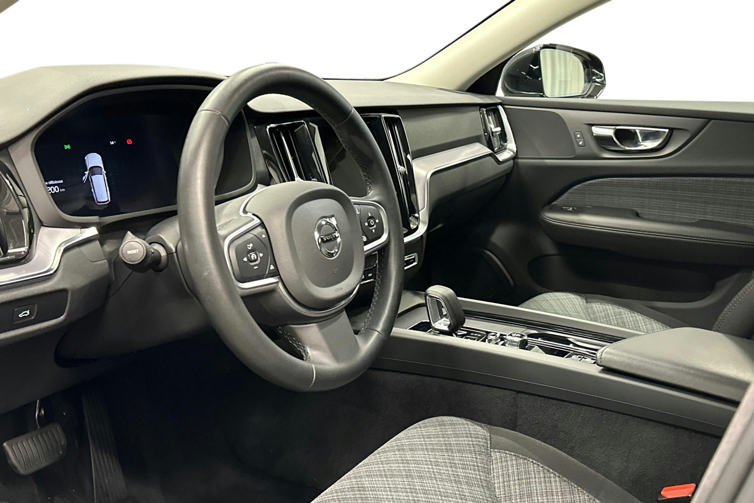 musta Volvo V60 2022 kuva 7.