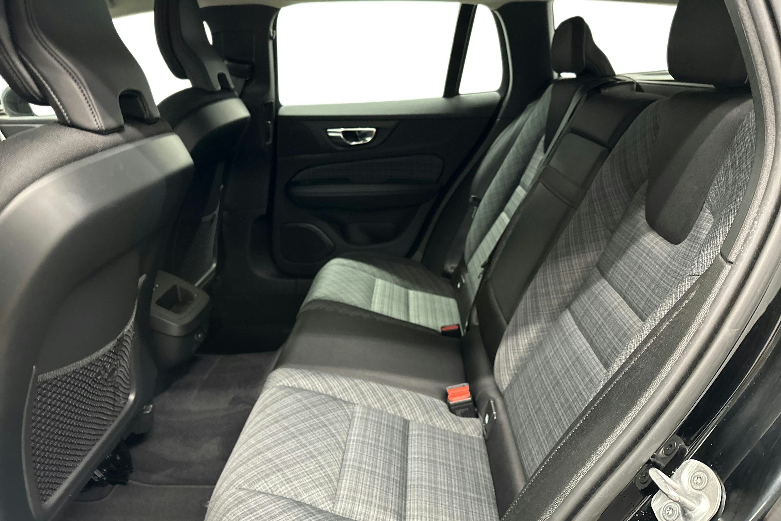 musta Volvo V60 2022 kuva 10.