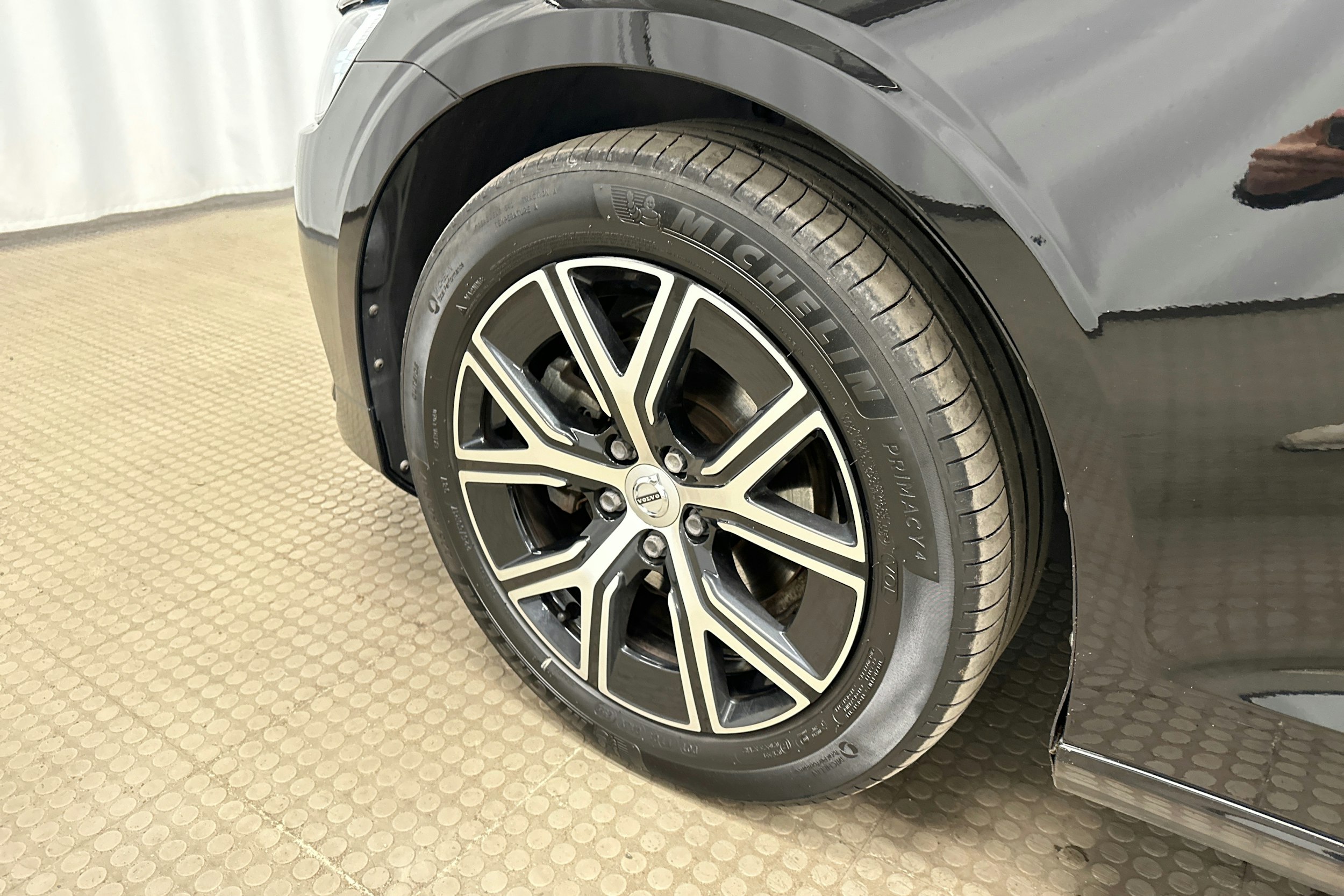 musta Volvo V60 2022 kuva 11.