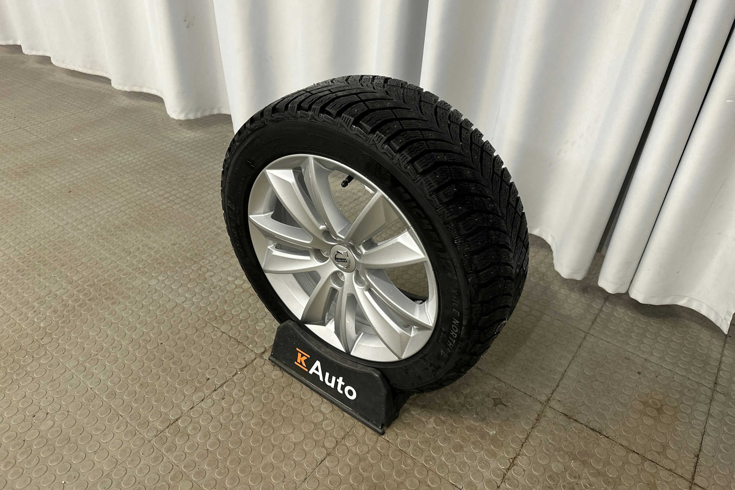 musta Volvo V60 2022 kuva 13.