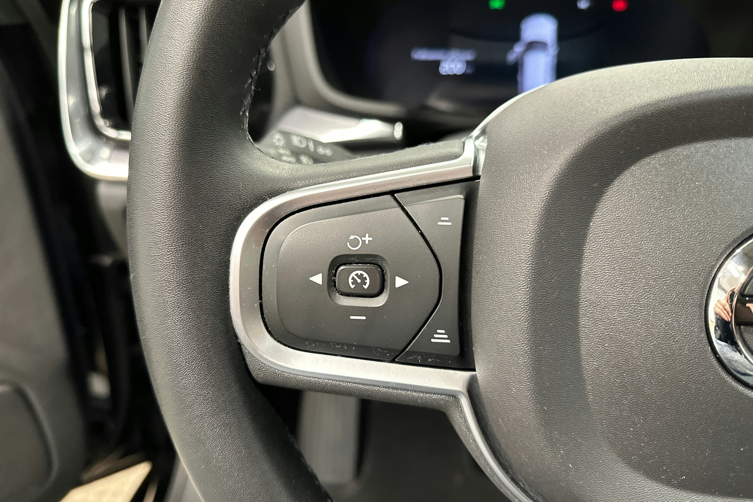 musta Volvo V60 2022 kuva 14.