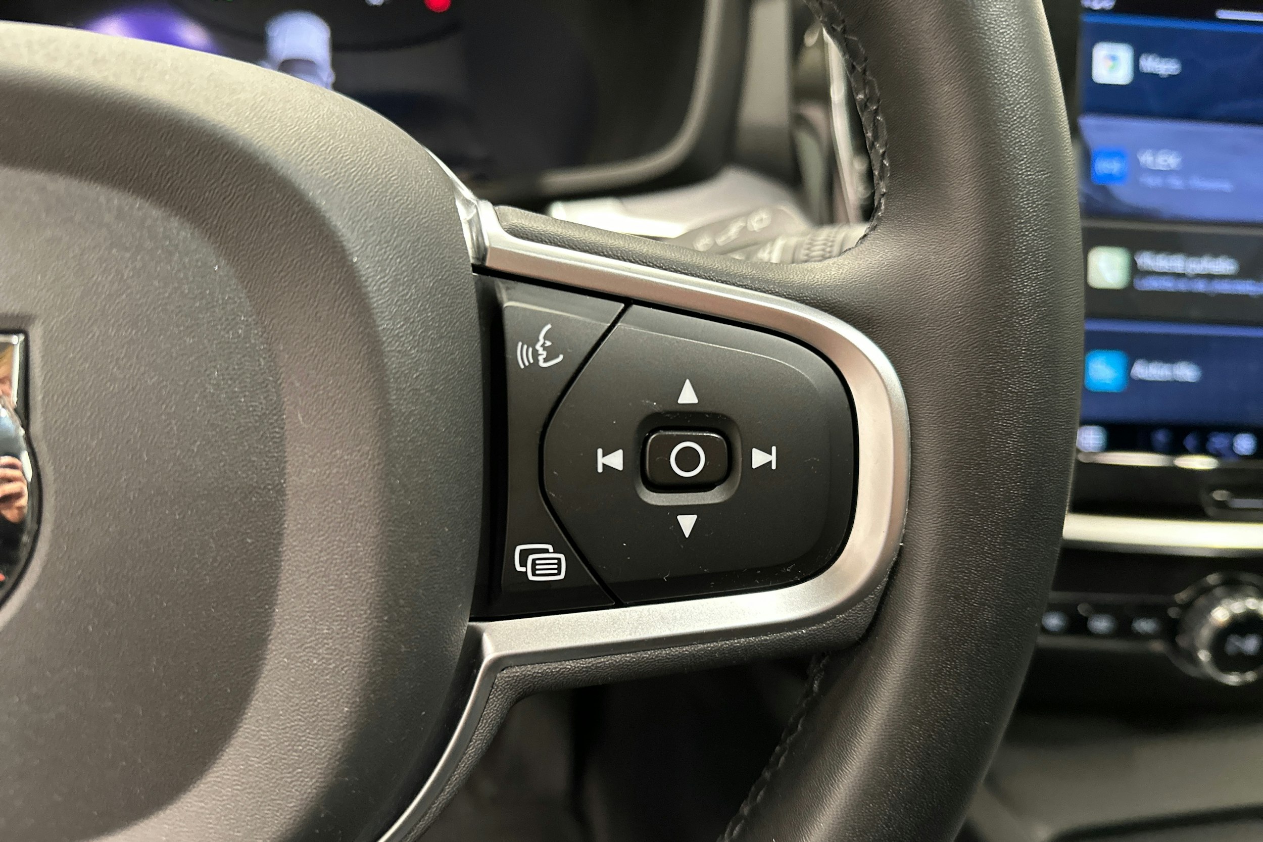 musta Volvo V60 2022 kuva 15.