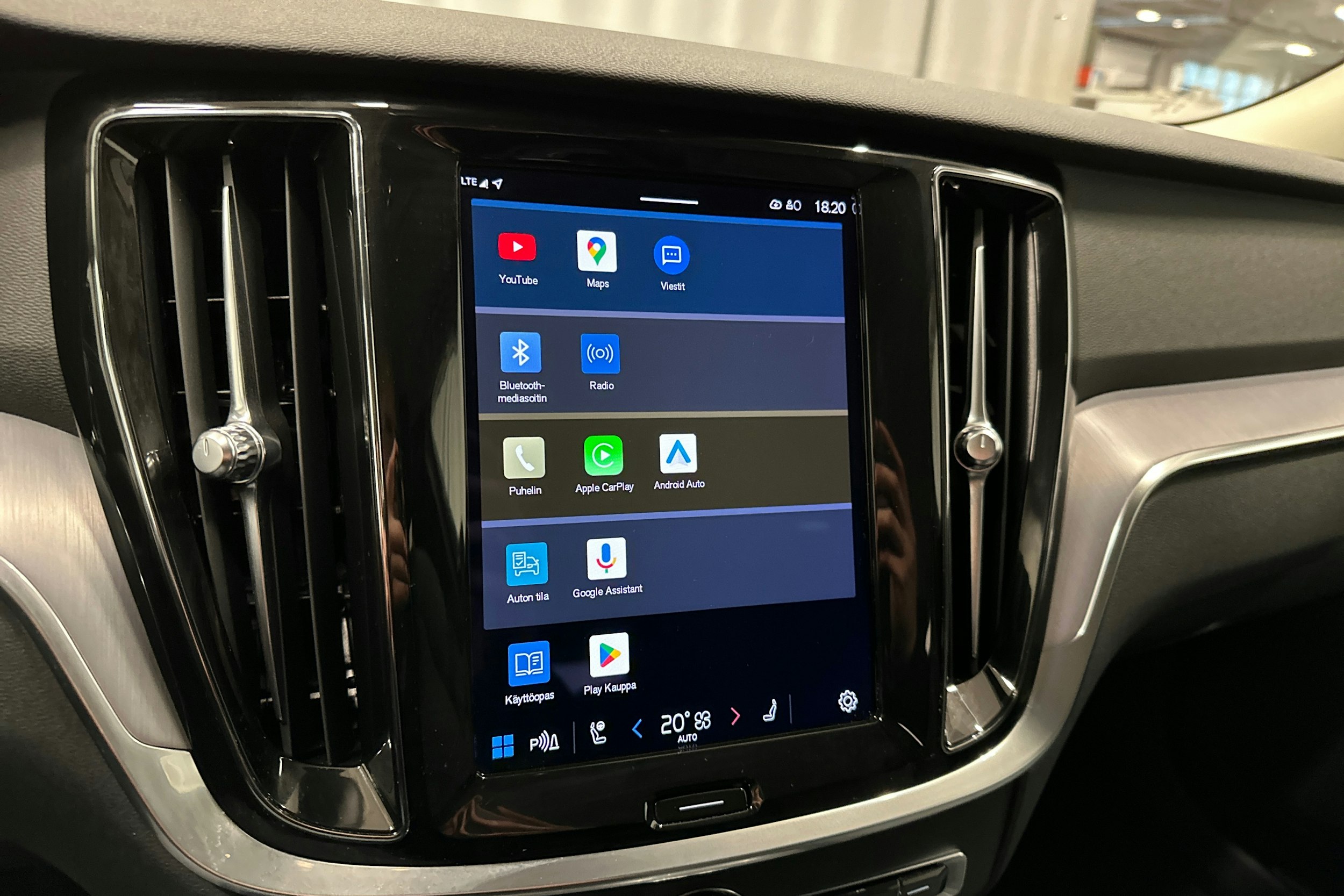 musta Volvo V60 2022 kuva 17.