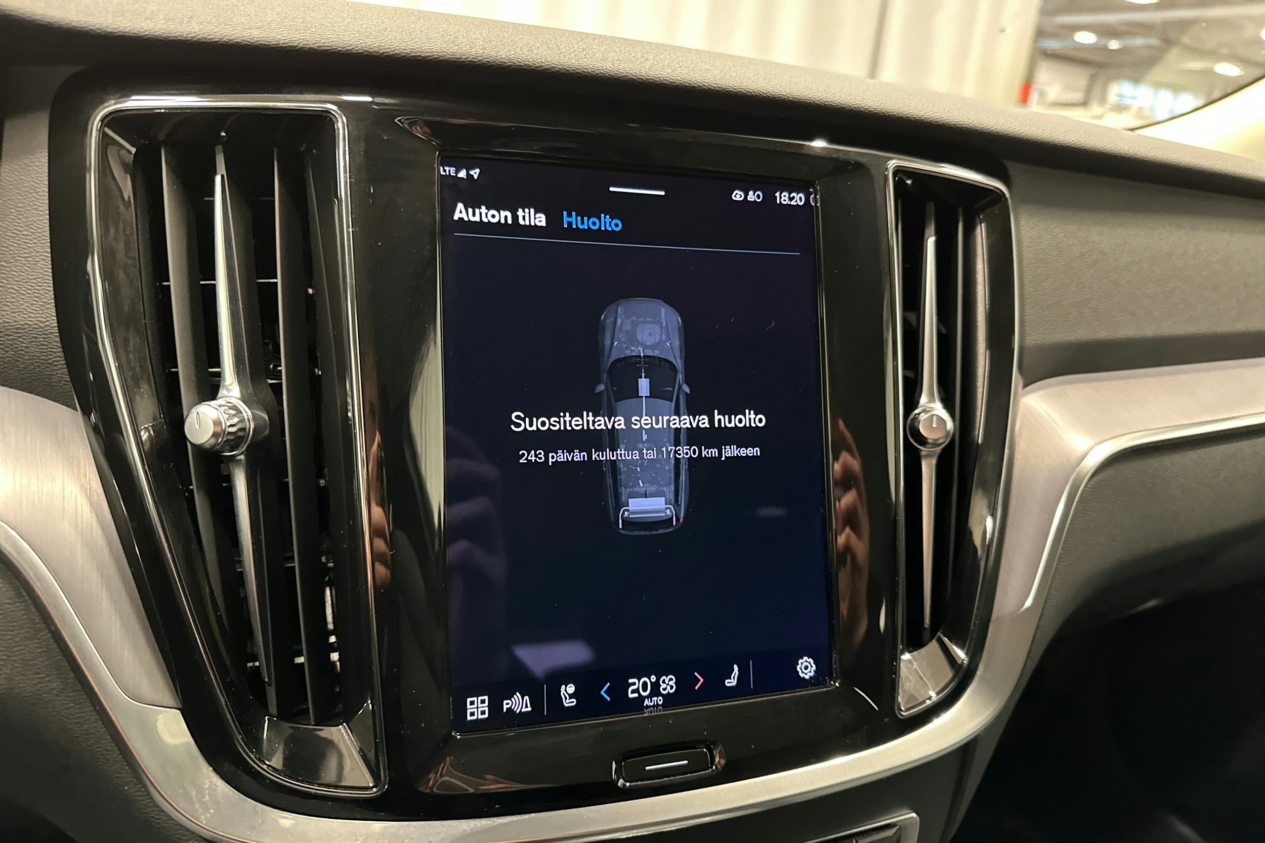 musta Volvo V60 2022 kuva 18.