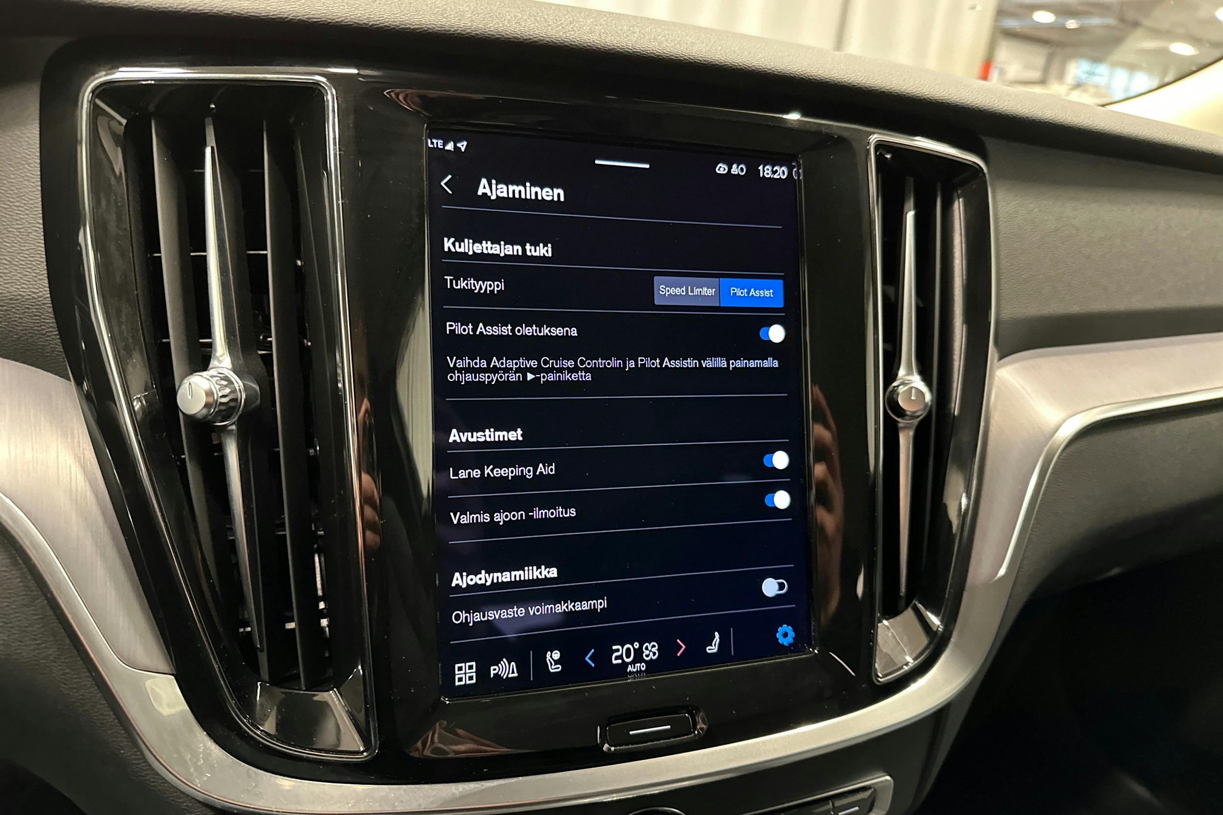 musta Volvo V60 2022 kuva 19.