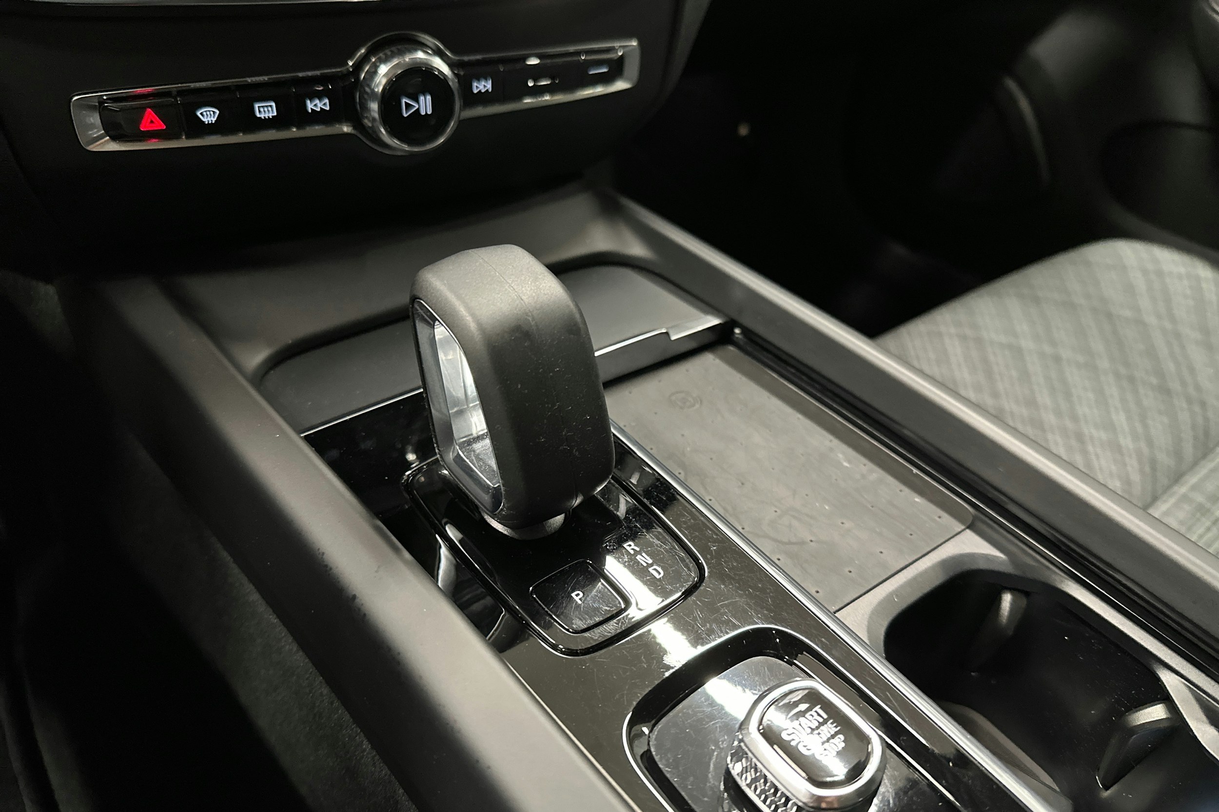 musta Volvo V60 2022 kuva 20.