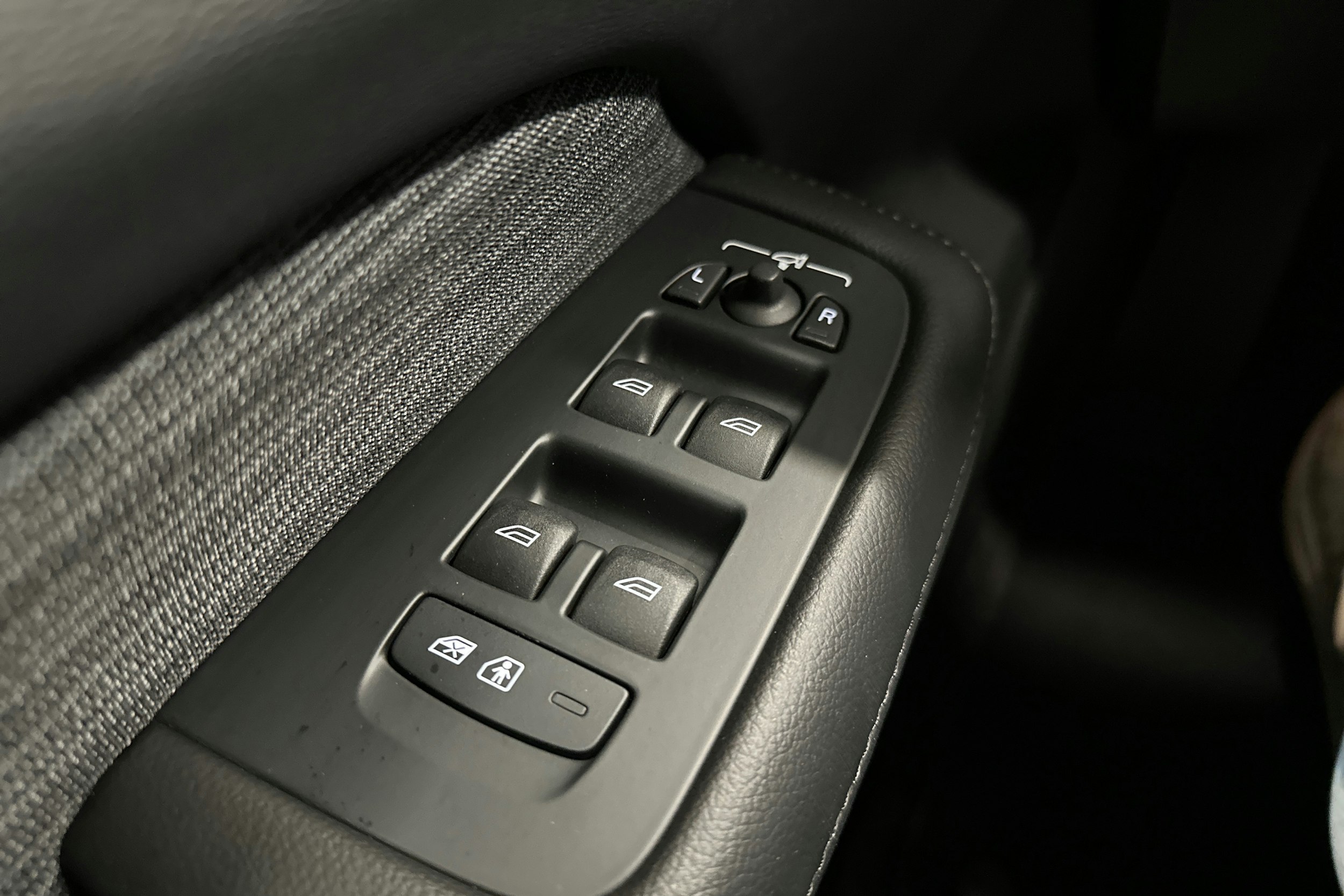 musta Volvo V60 2022 kuva 21.