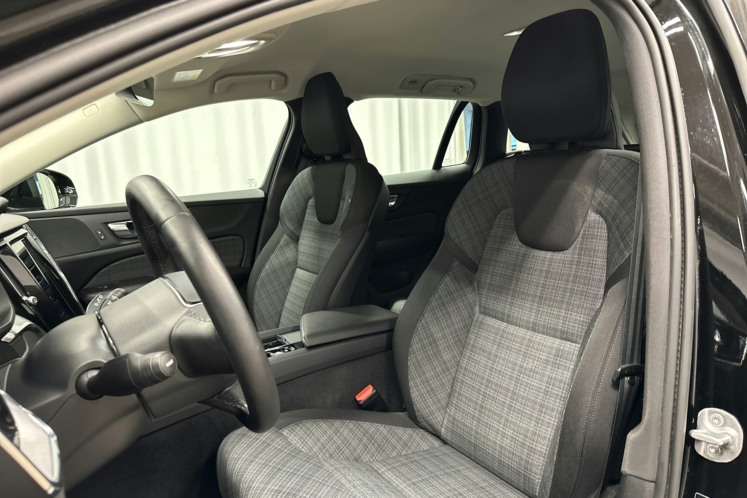 musta Volvo V60 2022 kuva 22.