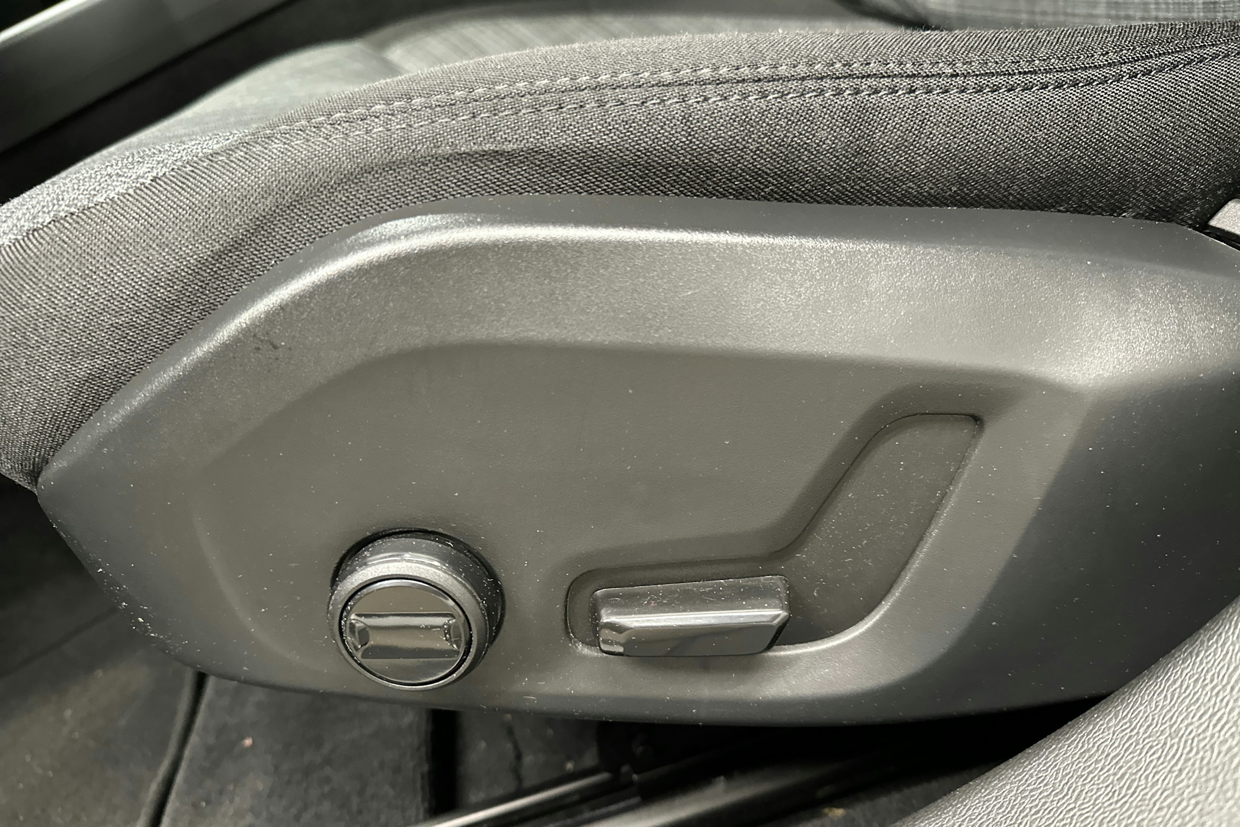 musta Volvo V60 2022 kuva 23.