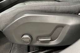 musta Volvo V60 2022 kuva 23.
