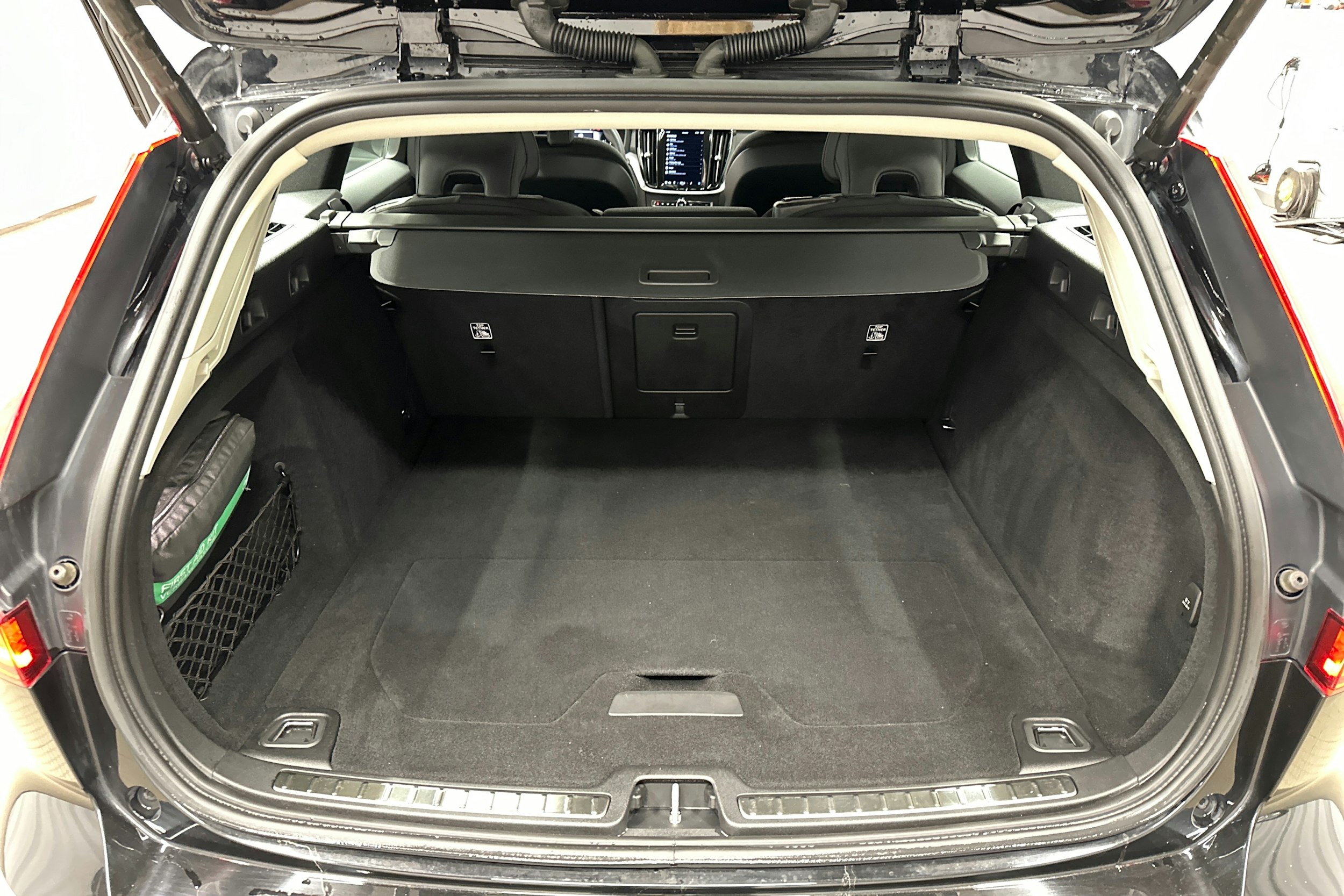 musta Volvo V60 2022 kuva 25.