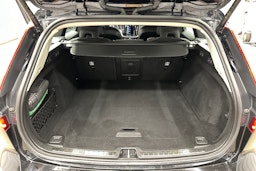 musta Volvo V60 2022 kuva 25.