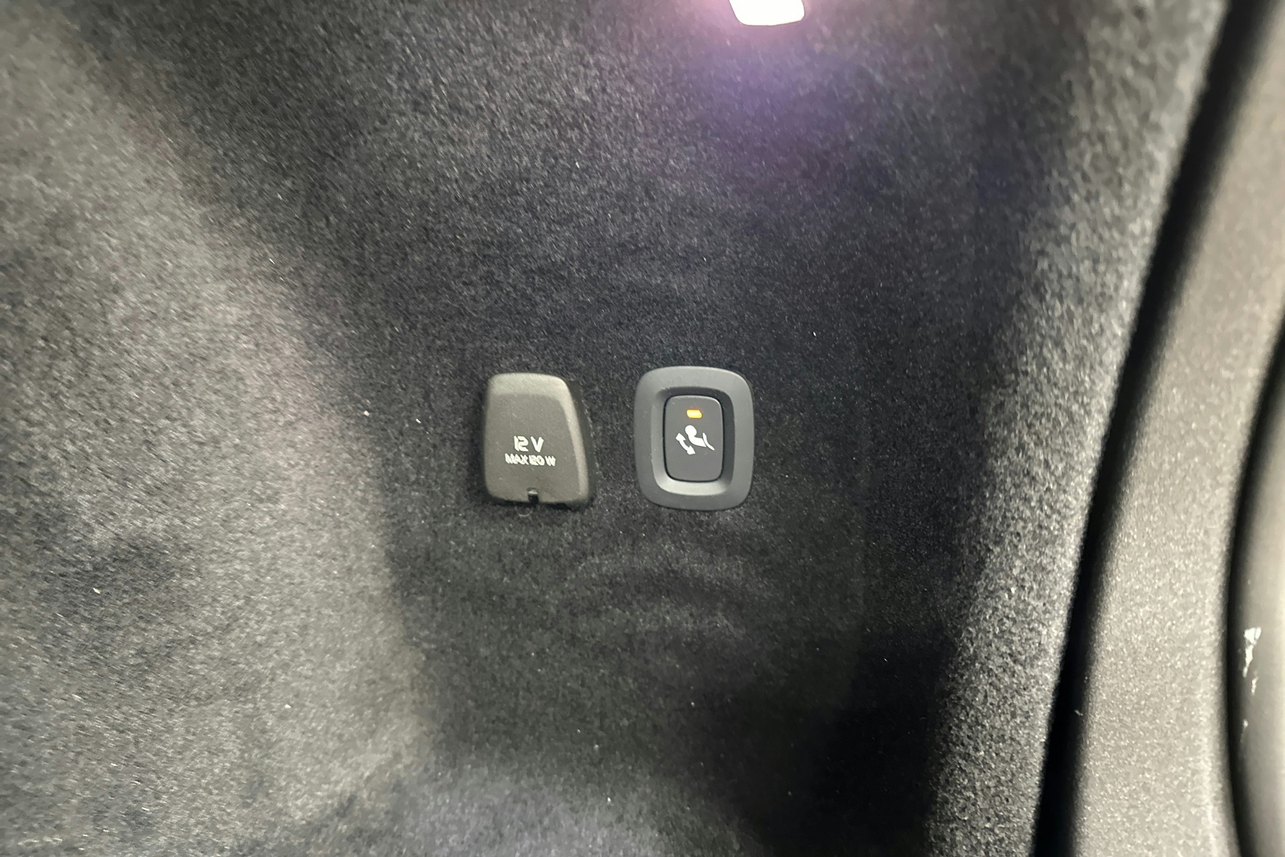 musta Volvo V60 2022 kuva 27.