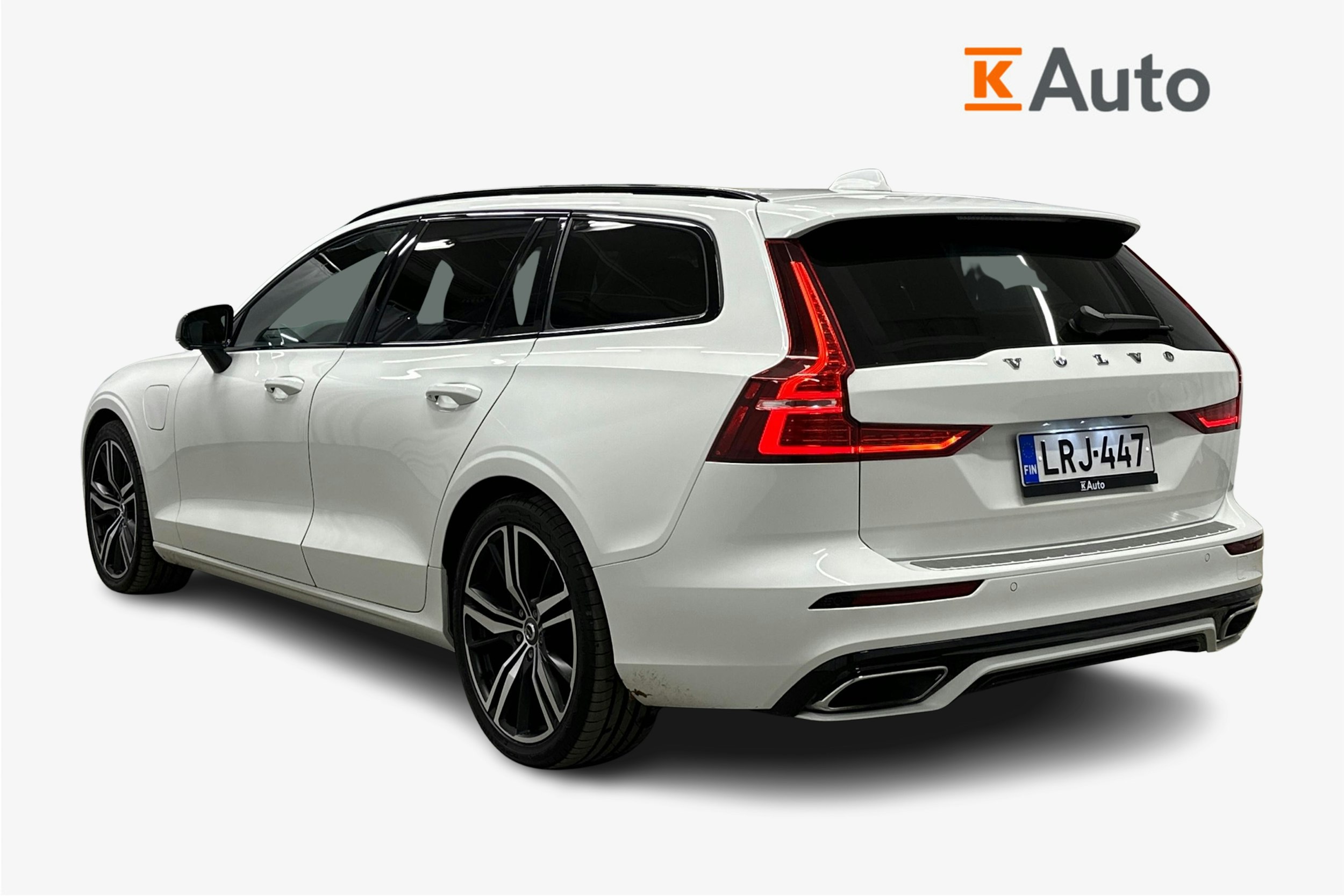 valkoinen Volvo V60 2022 kuva 2.