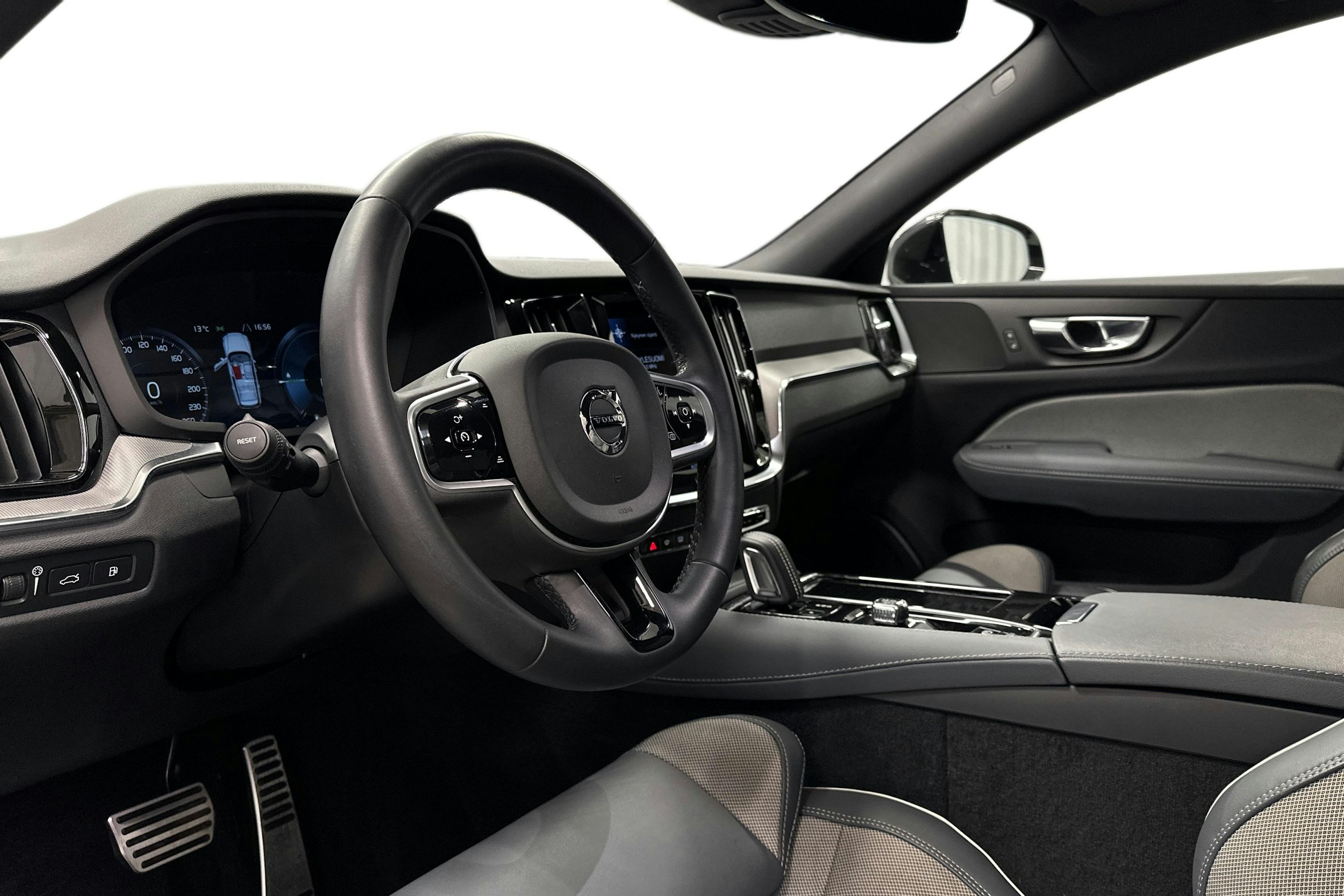 valkoinen Volvo V60 2022 kuva 7.