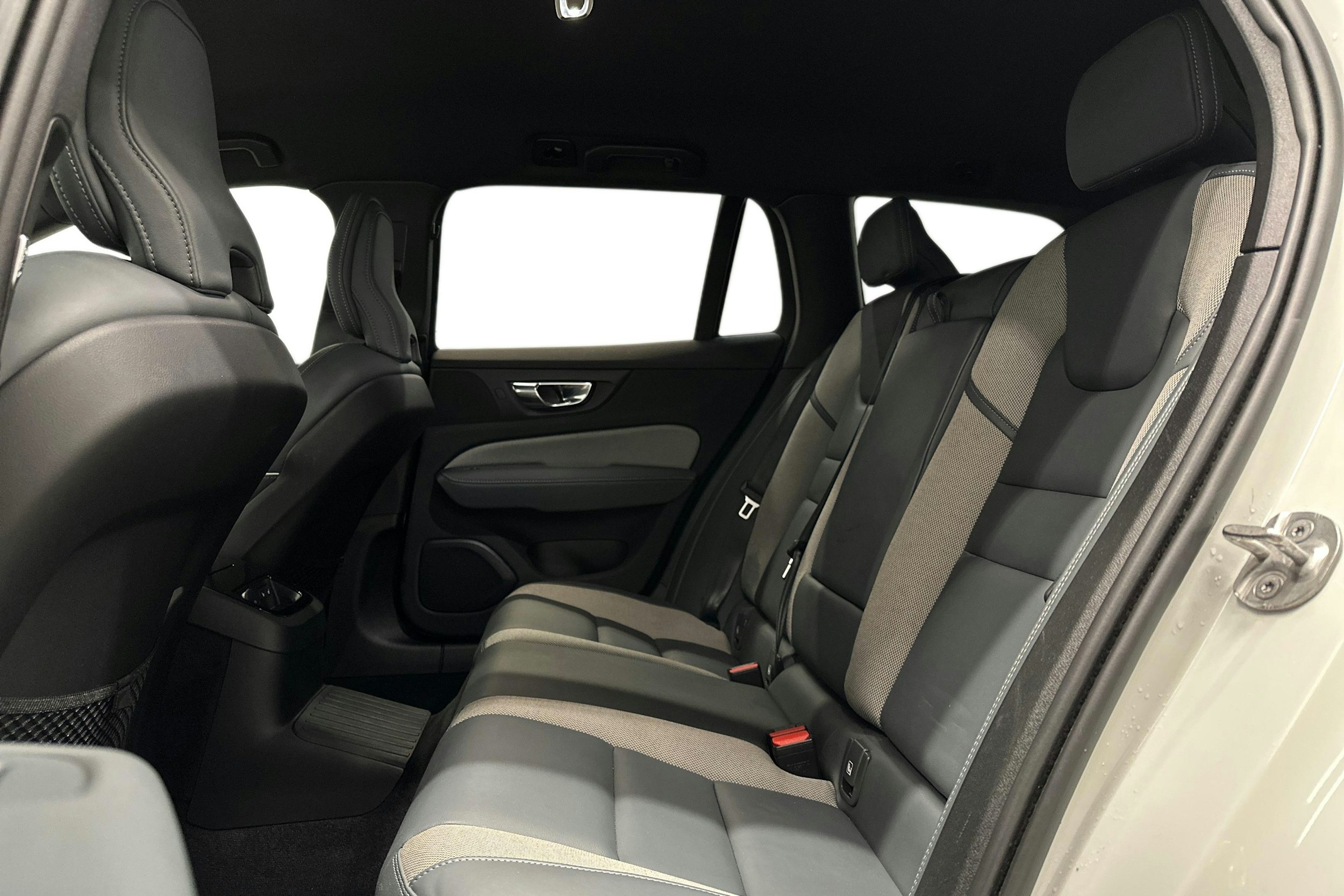 valkoinen Volvo V60 2022 kuva 10.
