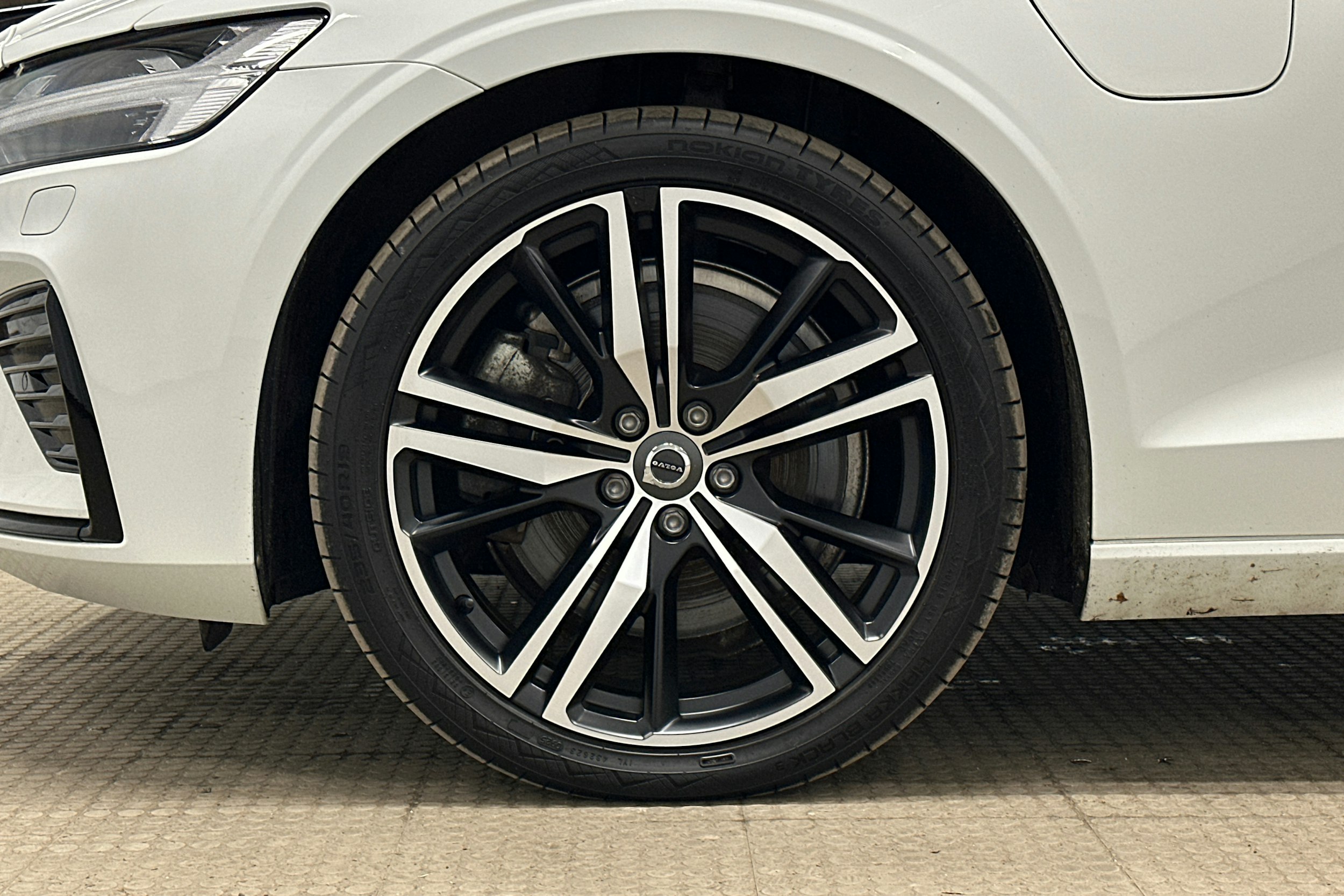 valkoinen Volvo V60 2022 kuva 11.