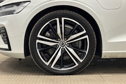 valkoinen Volvo V60 2022 kuva 11.