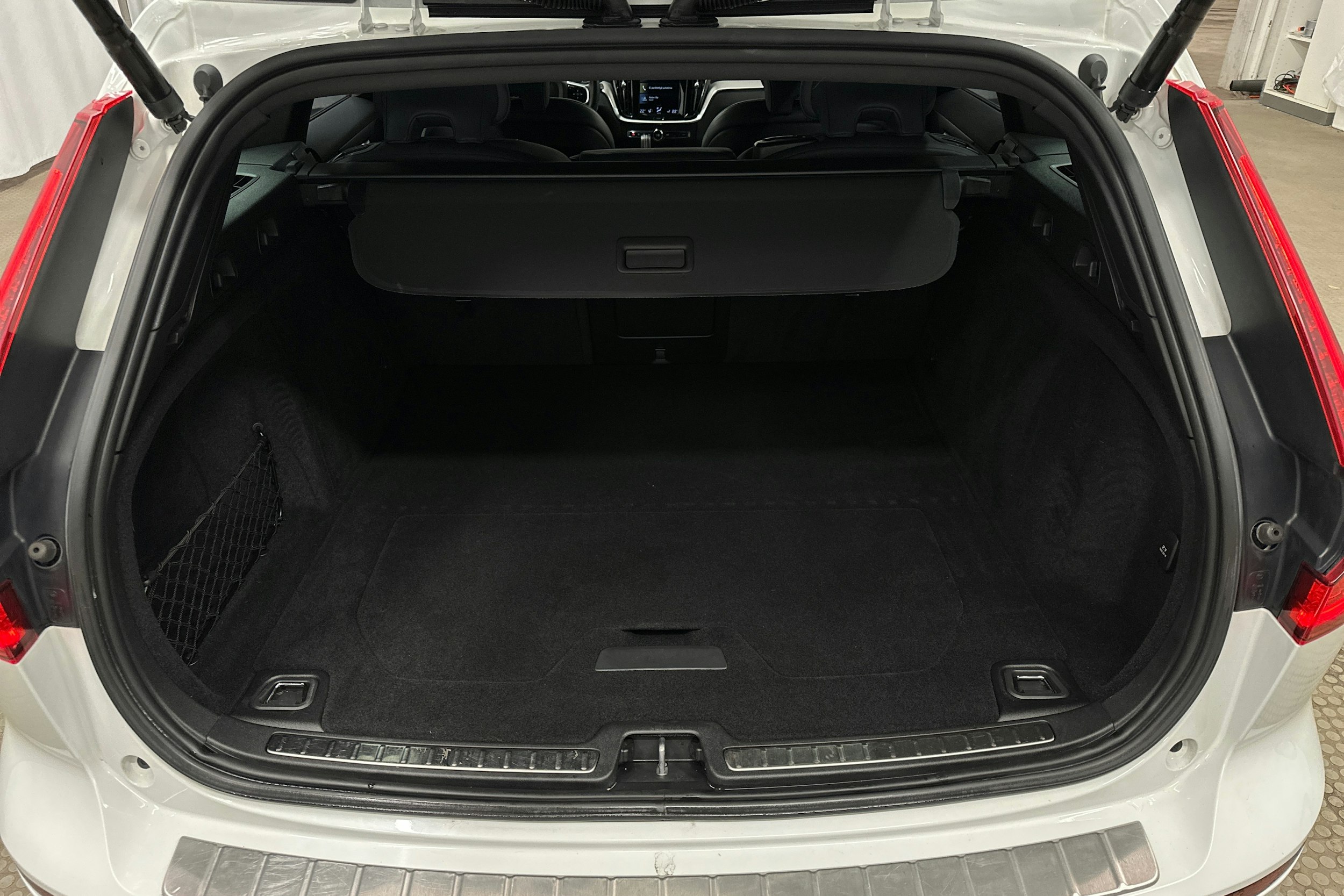 valkoinen Volvo V60 2022 kuva 14.