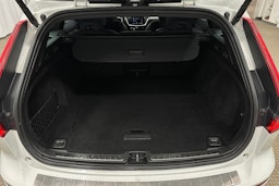 valkoinen Volvo V60 2022 kuva 14.