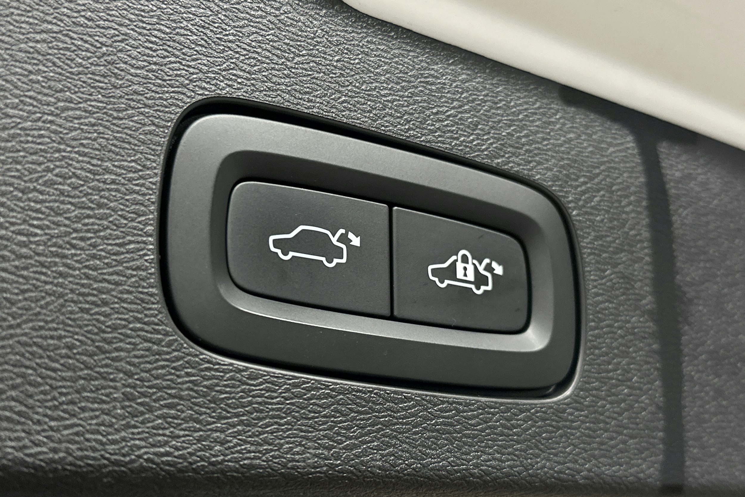 valkoinen Volvo V60 2022 kuva 15.