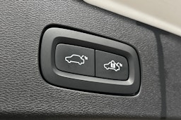 valkoinen Volvo V60 2022 kuva 15.