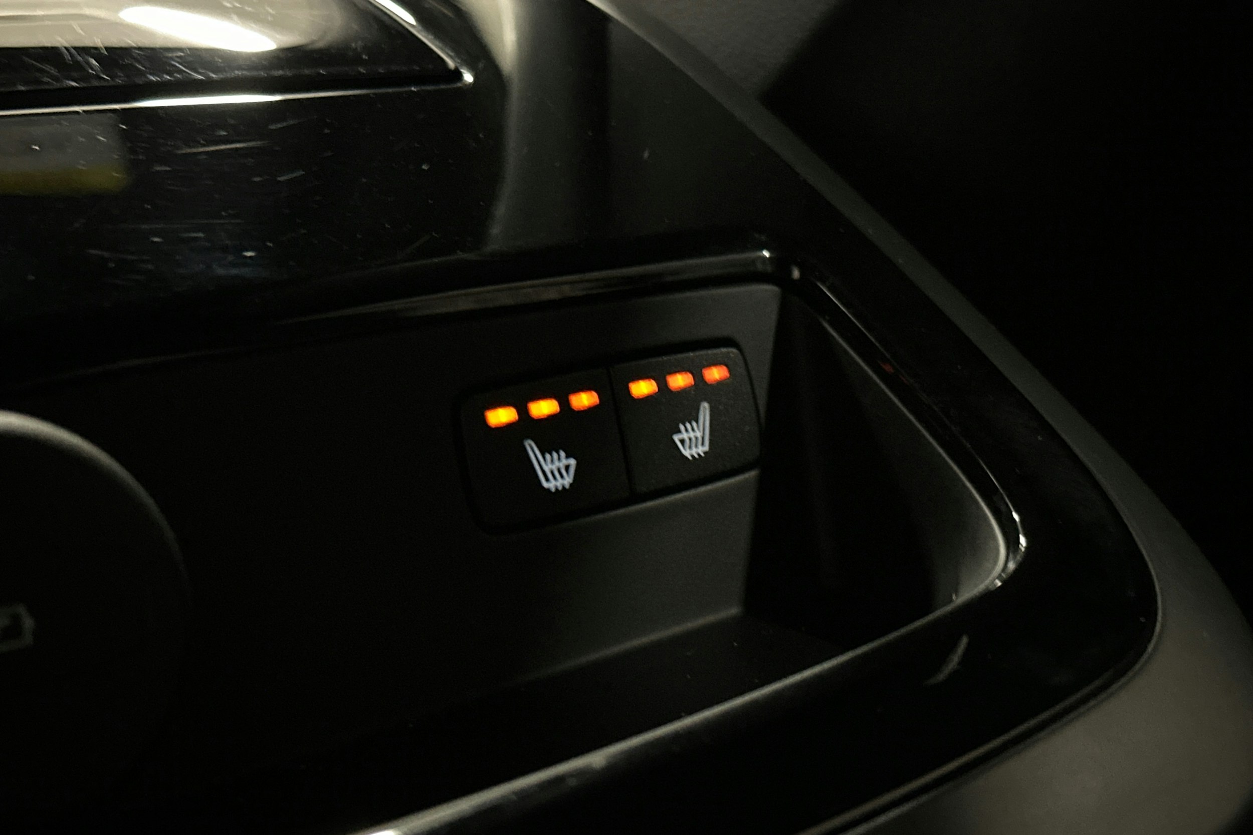 valkoinen Volvo V60 2022 kuva 16.