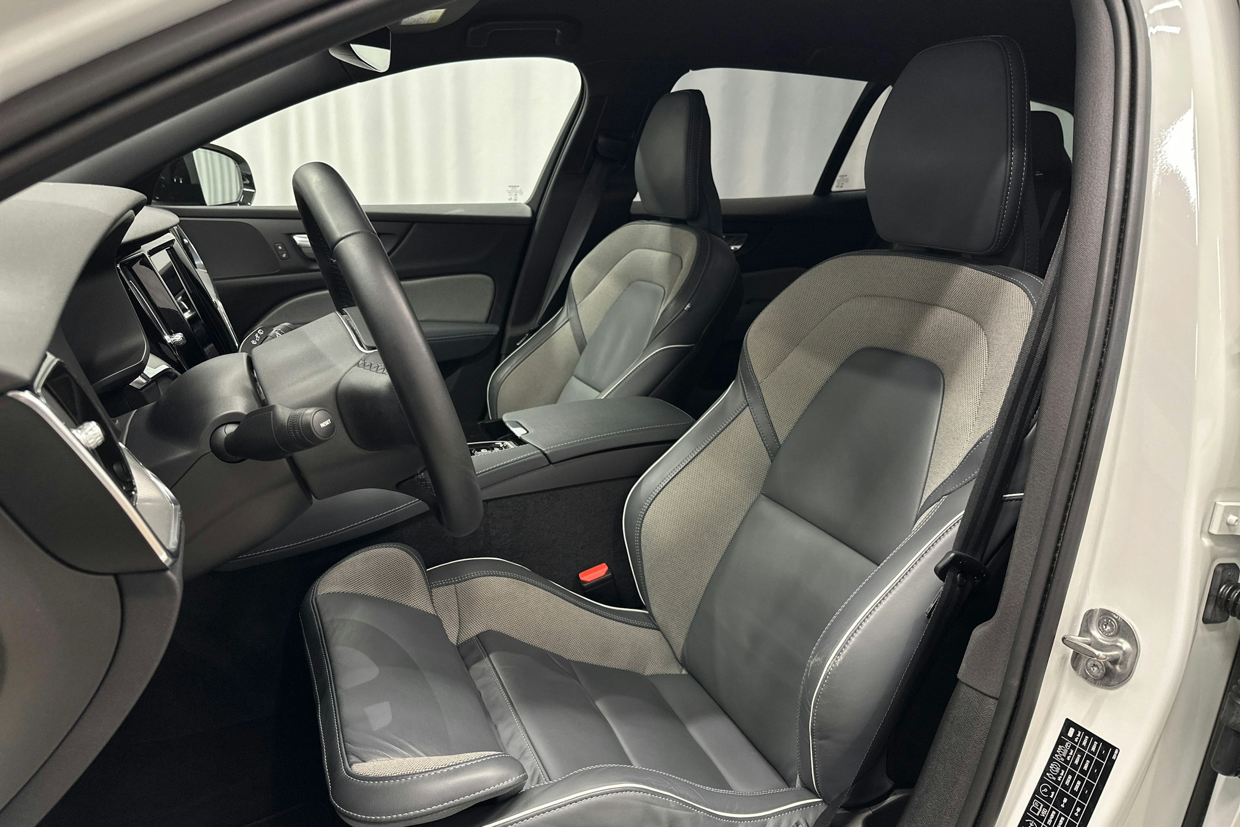 valkoinen Volvo V60 2022 kuva 17.