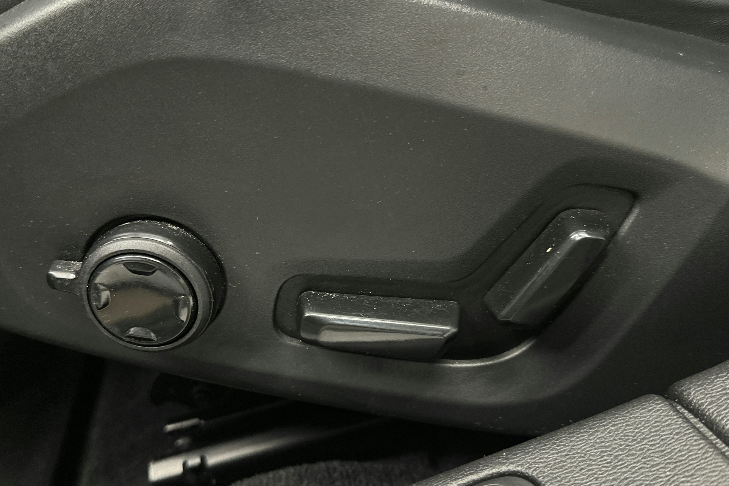 valkoinen Volvo V60 2022 kuva 18.