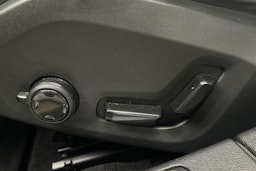 valkoinen Volvo V60 2022 kuva 18.