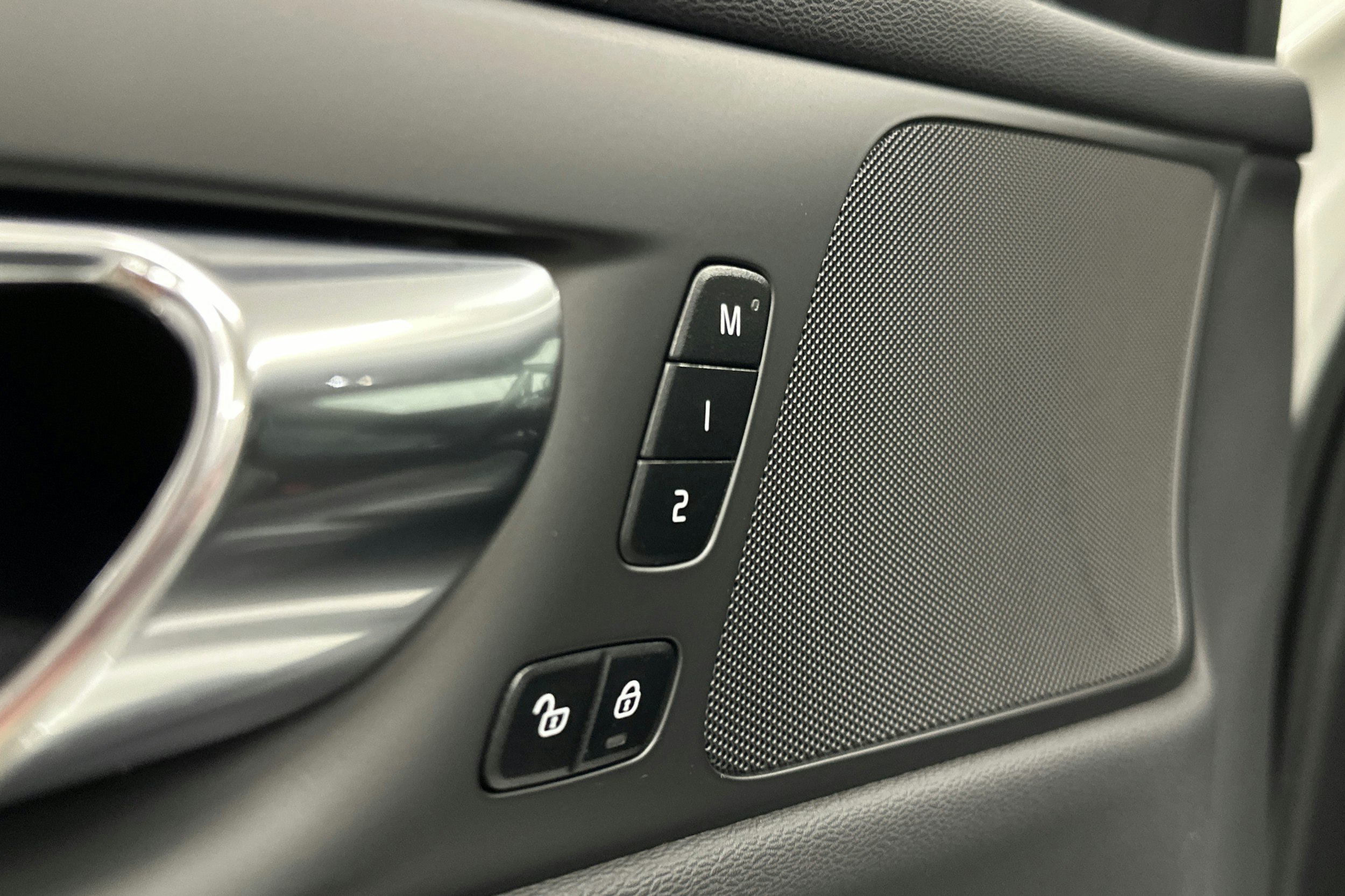 valkoinen Volvo V60 2022 kuva 19.