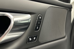 valkoinen Volvo V60 2022 kuva 19.