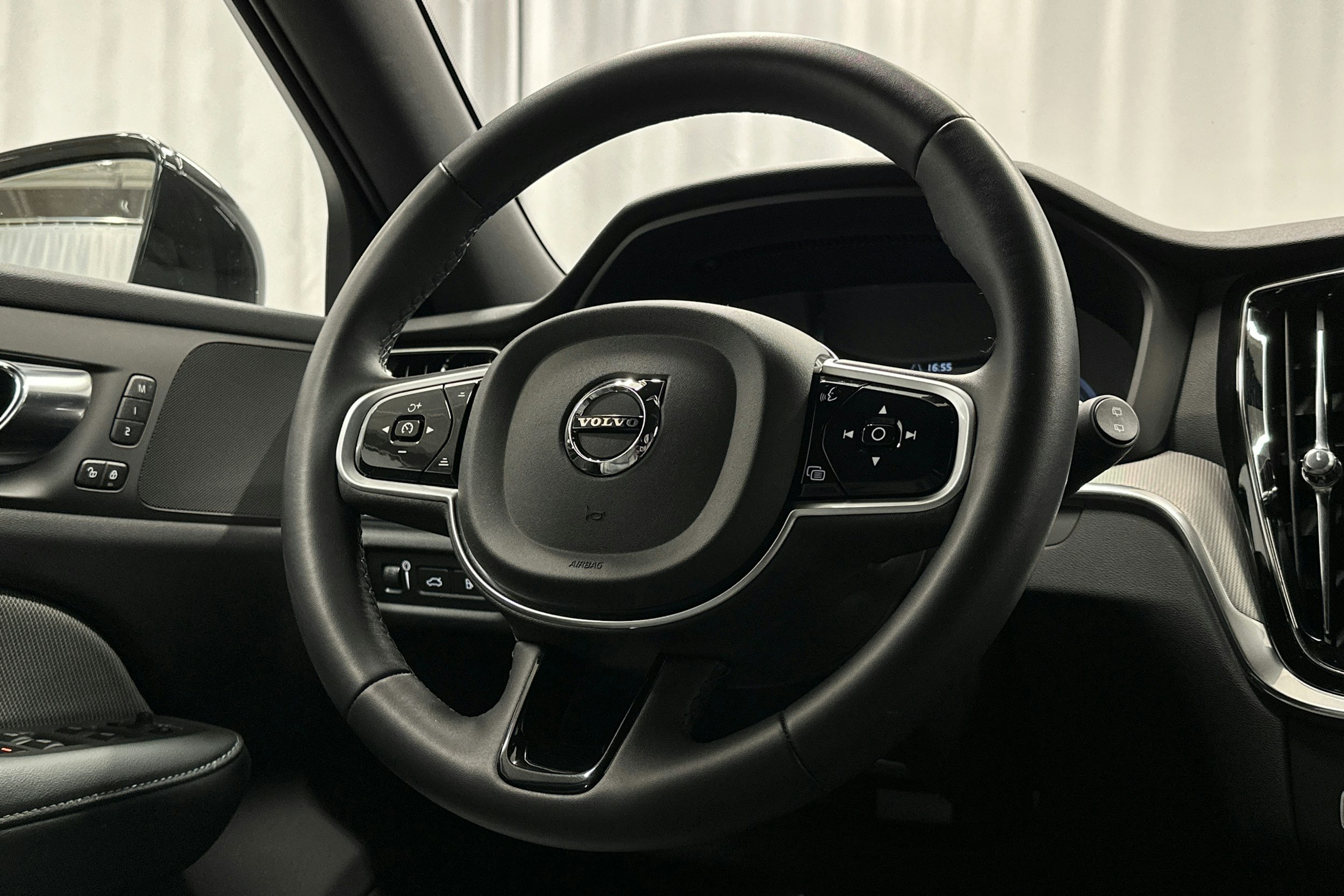 valkoinen Volvo V60 2022 kuva 20.