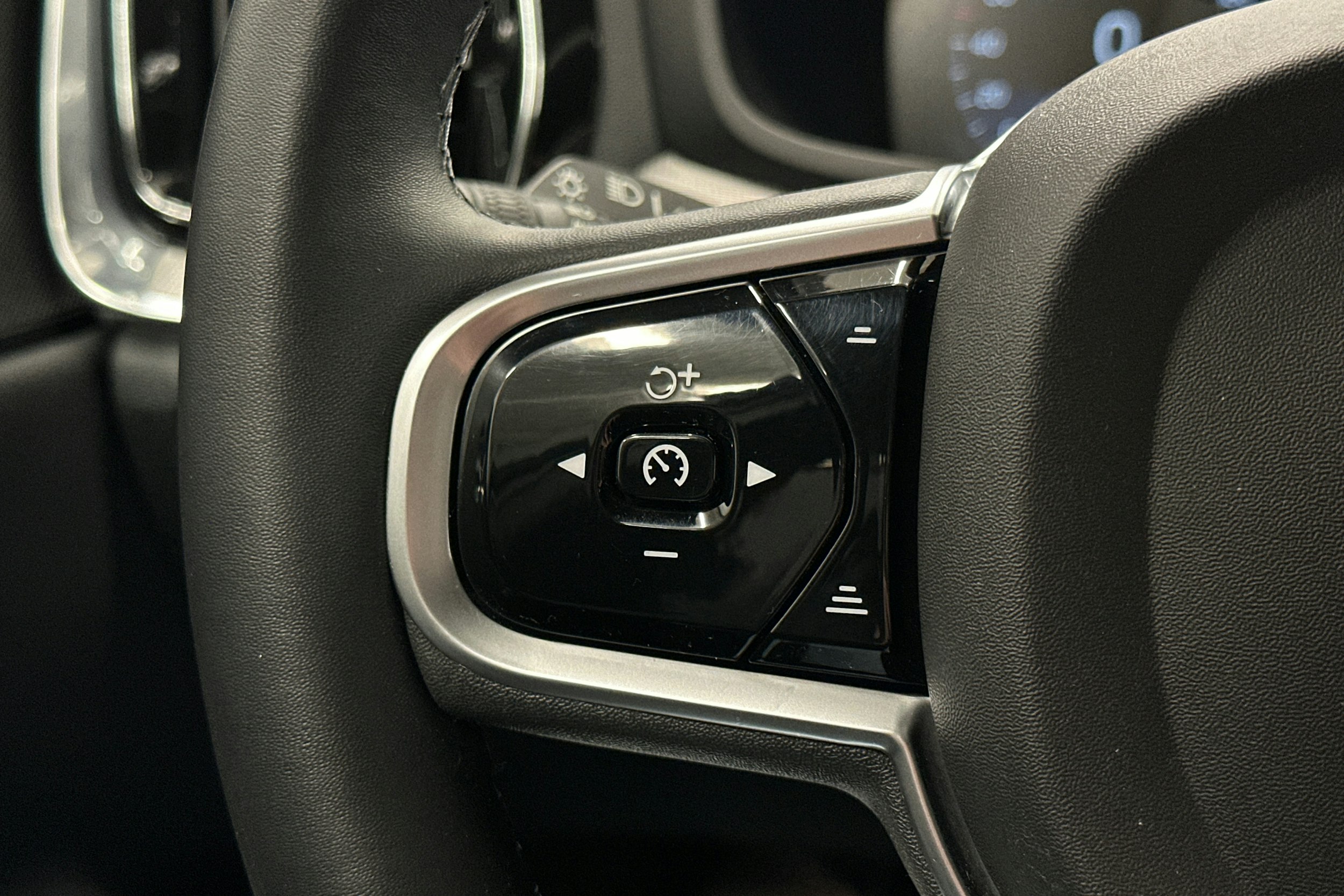 valkoinen Volvo V60 2022 kuva 21.