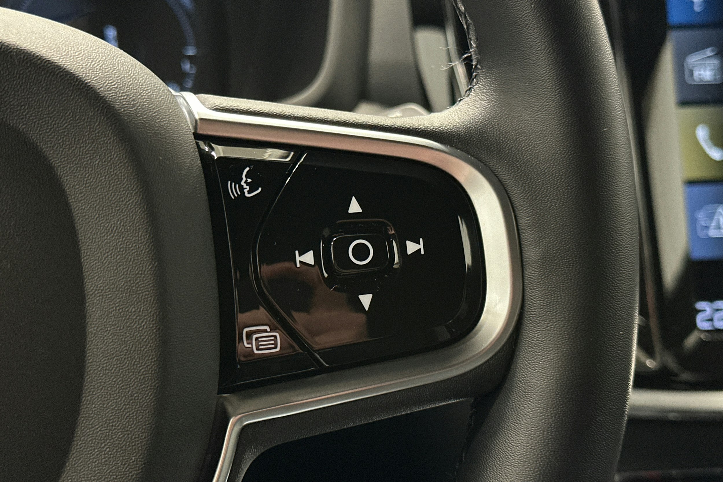 valkoinen Volvo V60 2022 kuva 22.